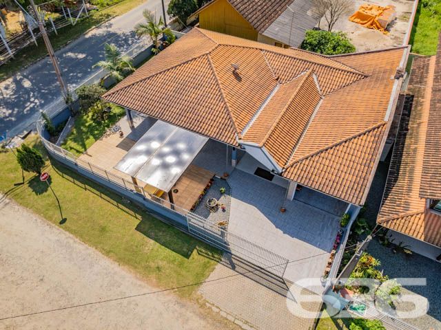 Descubra o seu próximo lar em Balneário Barra do Sul, onde o conforto se encontra com a natureza em uma residência extraordinária. Com uma área construída de 169,00 m² em um terreno de 341,44 m², este imóvel térreo se destaca por sua localização privilegiada na região de Pinheiros, a poucos passos da idílica lagoa do Maria Fernanda, e oferece uma experiência de vida inigualável com qualidade e serenidade.

Ao entrar nesta casa, você será recebido por um ambiente acolhedor e espaçoso, com uma sala de estar integrada a uma cozinha moderna, repleta de móveis planejados de alta qualidade e uma área de festas com churrasqueira, ideal para receber amigos e familiares. O design interior combina funcionalidade com uma estética atraente, incluindo uma copa e cozinha conjugadas que maximizam o espaço e a eficiência.

Esta residência conta com três confortáveis dormitórios, proporcionando privacidade e conforto para todos os membros da família. Cada espaço foi cuidadosamente projetado para garantir uma atmosfera relaxante e agradável. Além disso, a casa inclui duas garagens cobertas e duas descobertas, garantindo amplo espaço para veículos e equipamentos de lazer.

No exterior, um extenso jardim com piscina oferece um refúgio perfeito para relaxamento ou diversão ao ar livre, complementado por uma varanda espaçosa que é o cenário ideal para desfrutar da brisa da lagoa e do canto dos pássaros. A propriedade é completamente murada e possui portão eletrônico, proporcionando segurança e privacidade.

Localizada em um bairro seguro e com fácil acesso às principais vias, escolas e serviços públicos essenciais, esta casa não só oferece uma excelente qualidade de vida, mas também uma oportunidade única de investimento em um dos locais mais desejados de Santa Catarina.

A 636 Negócios Imobiliários, com mais de 30 anos de experiência no mercado imobiliário, está pronta para ajudá-lo a transformar esta casa dos sonhos em seu novo lar. Reconhecida por sua perfeição técnico-jurídica em mediação de negócios, nossa equipe garante um processo de compra transparente e eficiente. Não perca esta chance exclusiva de viver em um paraíso à beira da lagoa, onde cada detalhe foi pensado para o seu conforto e bem-estar. Venha conhecer e se encantar!
 
636 NEGÓCIOS IMOBILIÁRIOS: A SUA MELHOR ESCOLHA
Com mais de 30 anos de experiência, a 636 Negócios Imobiliários é sua parceira ideal para encontrar o imóvel perfeito. Estamos prontos para ajudá-lo a fazer deste imóvel o seu novo lar.
 
Telefone: (47) 3451-0636
WhatsApp: (47) 99190-0636
 
Não perca esta oportunidade única. Visite nosso site para mais informações: i636.com.br