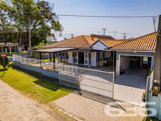Descubra o seu próximo lar em Balneário Barra do Sul, onde o conforto se encontra com a natureza em uma residência extraordinária. Com uma área construída de 169,00 m² em um terreno de 341,44 m², este imóvel térreo se destaca por sua localização privilegiada na região de Pinheiros, a poucos passos da idílica lagoa do Maria Fernanda, e oferece uma experiência de vida inigualável com qualidade e serenidade.

Ao entrar nesta casa, você será recebido por um ambiente acolhedor e espaçoso, com uma sala de estar integrada a uma cozinha moderna, repleta de móveis planejados de alta qualidade e uma área de festas com churrasqueira, ideal para receber amigos e familiares. O design interior combina funcionalidade com uma estética atraente, incluindo uma copa e cozinha conjugadas que maximizam o espaço e a eficiência.

Esta residência conta com três confortáveis dormitórios, proporcionando privacidade e conforto para todos os membros da família. Cada espaço foi cuidadosamente projetado para garantir uma atmosfera relaxante e agradável. Além disso, a casa inclui duas garagens cobertas e duas descobertas, garantindo amplo espaço para veículos e equipamentos de lazer.

No exterior, um extenso jardim com piscina oferece um refúgio perfeito para relaxamento ou diversão ao ar livre, complementado por uma varanda espaçosa que é o cenário ideal para desfrutar da brisa da lagoa e do canto dos pássaros. A propriedade é completamente murada e possui portão eletrônico, proporcionando segurança e privacidade.

Localizada em um bairro seguro e com fácil acesso às principais vias, escolas e serviços públicos essenciais, esta casa não só oferece uma excelente qualidade de vida, mas também uma oportunidade única de investimento em um dos locais mais desejados de Santa Catarina.

A 636 Negócios Imobiliários, com mais de 30 anos de experiência no mercado imobiliário, está pronta para ajudá-lo a transformar esta casa dos sonhos em seu novo lar. Reconhecida por sua perfeição técnico-jurídica em mediação de negócios, nossa equipe garante um processo de compra transparente e eficiente. Não perca esta chance exclusiva de viver em um paraíso à beira da lagoa, onde cada detalhe foi pensado para o seu conforto e bem-estar. Venha conhecer e se encantar!
 
636 NEGÓCIOS IMOBILIÁRIOS: A SUA MELHOR ESCOLHA
Com mais de 30 anos de experiência, a 636 Negócios Imobiliários é sua parceira ideal para encontrar o imóvel perfeito. Estamos prontos para ajudá-lo a fazer deste imóvel o seu novo lar.
 
Telefone: (47) 3451-0636
WhatsApp: (47) 99190-0636
 
Não perca esta oportunidade única. Visite nosso site para mais informações: i636.com.br