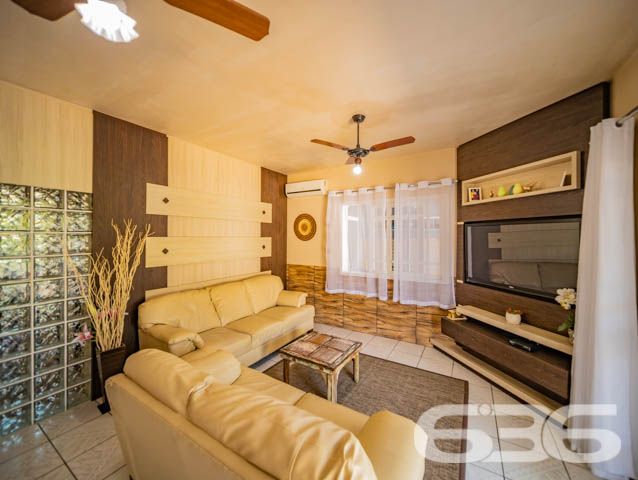 Descubra o seu próximo lar em Balneário Barra do Sul, onde o conforto se encontra com a natureza em uma residência extraordinária. Com uma área construída de 169,00 m² em um terreno de 341,44 m², este imóvel térreo se destaca por sua localização privilegiada na região de Pinheiros, a poucos passos da idílica lagoa do Maria Fernanda, e oferece uma experiência de vida inigualável com qualidade e serenidade.

Ao entrar nesta casa, você será recebido por um ambiente acolhedor e espaçoso, com uma sala de estar integrada a uma cozinha moderna, repleta de móveis planejados de alta qualidade e uma área de festas com churrasqueira, ideal para receber amigos e familiares. O design interior combina funcionalidade com uma estética atraente, incluindo uma copa e cozinha conjugadas que maximizam o espaço e a eficiência.

Esta residência conta com três confortáveis dormitórios, proporcionando privacidade e conforto para todos os membros da família. Cada espaço foi cuidadosamente projetado para garantir uma atmosfera relaxante e agradável. Além disso, a casa inclui duas garagens cobertas e duas descobertas, garantindo amplo espaço para veículos e equipamentos de lazer.

No exterior, um extenso jardim com piscina oferece um refúgio perfeito para relaxamento ou diversão ao ar livre, complementado por uma varanda espaçosa que é o cenário ideal para desfrutar da brisa da lagoa e do canto dos pássaros. A propriedade é completamente murada e possui portão eletrônico, proporcionando segurança e privacidade.

Localizada em um bairro seguro e com fácil acesso às principais vias, escolas e serviços públicos essenciais, esta casa não só oferece uma excelente qualidade de vida, mas também uma oportunidade única de investimento em um dos locais mais desejados de Santa Catarina.

A 636 Negócios Imobiliários, com mais de 30 anos de experiência no mercado imobiliário, está pronta para ajudá-lo a transformar esta casa dos sonhos em seu novo lar. Reconhecida por sua perfeição técnico-jurídica em mediação de negócios, nossa equipe garante um processo de compra transparente e eficiente. Não perca esta chance exclusiva de viver em um paraíso à beira da lagoa, onde cada detalhe foi pensado para o seu conforto e bem-estar. Venha conhecer e se encantar!
 
636 NEGÓCIOS IMOBILIÁRIOS: A SUA MELHOR ESCOLHA
Com mais de 30 anos de experiência, a 636 Negócios Imobiliários é sua parceira ideal para encontrar o imóvel perfeito. Estamos prontos para ajudá-lo a fazer deste imóvel o seu novo lar.
 
Telefone: (47) 3451-0636
WhatsApp: (47) 99190-0636
 
Não perca esta oportunidade única. Visite nosso site para mais informações: i636.com.br