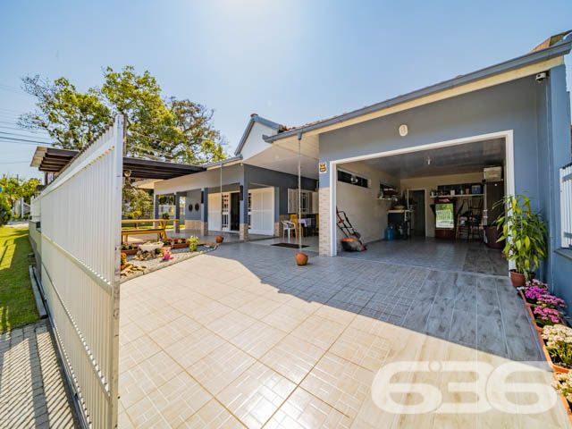 Descubra o seu próximo lar em Balneário Barra do Sul, onde o conforto se encontra com a natureza em uma residência extraordinária. Com uma área construída de 169,00 m² em um terreno de 341,44 m², este imóvel térreo se destaca por sua localização privilegiada na região de Pinheiros, a poucos passos da idílica lagoa do Maria Fernanda, e oferece uma experiência de vida inigualável com qualidade e serenidade.

Ao entrar nesta casa, você será recebido por um ambiente acolhedor e espaçoso, com uma sala de estar integrada a uma cozinha moderna, repleta de móveis planejados de alta qualidade e uma área de festas com churrasqueira, ideal para receber amigos e familiares. O design interior combina funcionalidade com uma estética atraente, incluindo uma copa e cozinha conjugadas que maximizam o espaço e a eficiência.

Esta residência conta com três confortáveis dormitórios, proporcionando privacidade e conforto para todos os membros da família. Cada espaço foi cuidadosamente projetado para garantir uma atmosfera relaxante e agradável. Além disso, a casa inclui duas garagens cobertas e duas descobertas, garantindo amplo espaço para veículos e equipamentos de lazer.

No exterior, um extenso jardim com piscina oferece um refúgio perfeito para relaxamento ou diversão ao ar livre, complementado por uma varanda espaçosa que é o cenário ideal para desfrutar da brisa da lagoa e do canto dos pássaros. A propriedade é completamente murada e possui portão eletrônico, proporcionando segurança e privacidade.

Localizada em um bairro seguro e com fácil acesso às principais vias, escolas e serviços públicos essenciais, esta casa não só oferece uma excelente qualidade de vida, mas também uma oportunidade única de investimento em um dos locais mais desejados de Santa Catarina.

A 636 Negócios Imobiliários, com mais de 30 anos de experiência no mercado imobiliário, está pronta para ajudá-lo a transformar esta casa dos sonhos em seu novo lar. Reconhecida por sua perfeição técnico-jurídica em mediação de negócios, nossa equipe garante um processo de compra transparente e eficiente. Não perca esta chance exclusiva de viver em um paraíso à beira da lagoa, onde cada detalhe foi pensado para o seu conforto e bem-estar. Venha conhecer e se encantar!
 
636 NEGÓCIOS IMOBILIÁRIOS: A SUA MELHOR ESCOLHA
Com mais de 30 anos de experiência, a 636 Negócios Imobiliários é sua parceira ideal para encontrar o imóvel perfeito. Estamos prontos para ajudá-lo a fazer deste imóvel o seu novo lar.
 
Telefone: (47) 3451-0636
WhatsApp: (47) 99190-0636
 
Não perca esta oportunidade única. Visite nosso site para mais informações: i636.com.br
