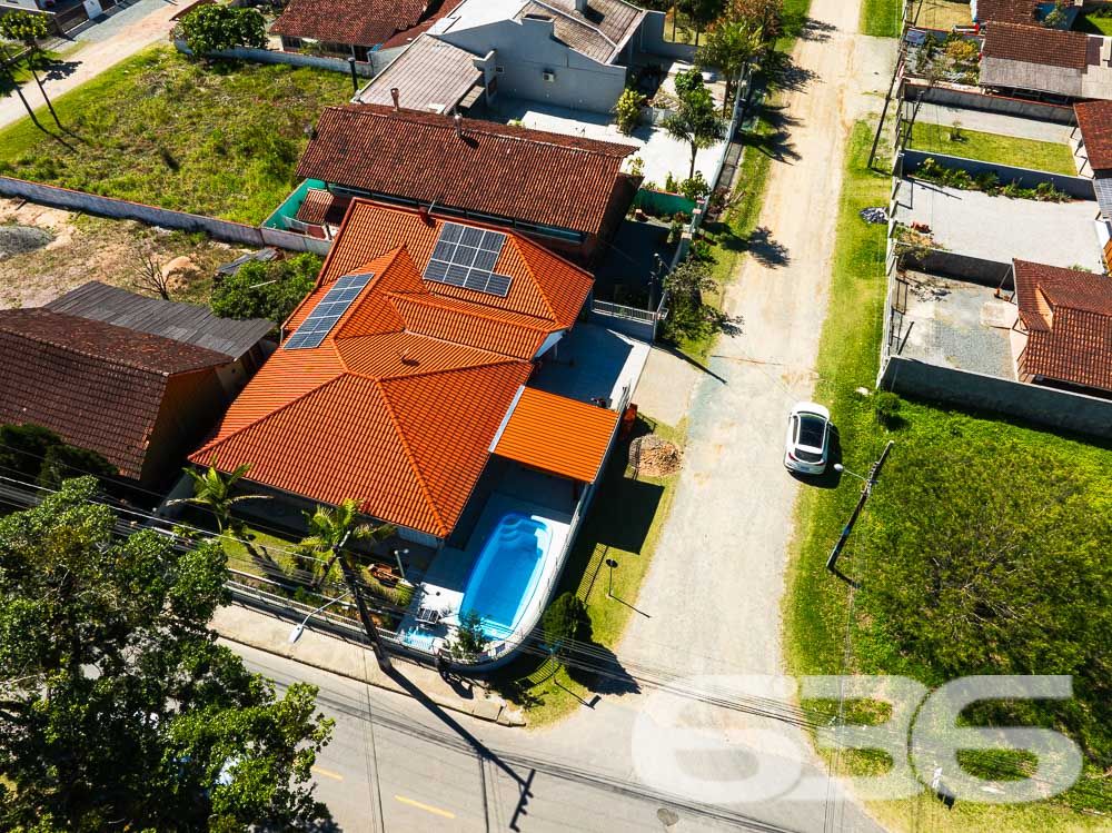 Descubra o seu próximo lar em Balneário Barra do Sul, onde o conforto se encontra com a natureza em uma residência extraordinária. Com uma área construída de 169,00 m² em um terreno de 341,44 m², este imóvel térreo se destaca por sua localização privilegiada na região de Pinheiros, a poucos passos da idílica lagoa do Maria Fernanda, e oferece uma experiência de vida inigualável com qualidade e serenidade.

Ao entrar nesta casa, você será recebido por um ambiente acolhedor e espaçoso, com uma sala de estar integrada a uma cozinha moderna, repleta de móveis planejados de alta qualidade e uma área de festas com churrasqueira, ideal para receber amigos e familiares. O design interior combina funcionalidade com uma estética atraente, incluindo uma copa e cozinha conjugadas que maximizam o espaço e a eficiência.

Esta residência conta com três confortáveis dormitórios, proporcionando privacidade e conforto para todos os membros da família. Cada espaço foi cuidadosamente projetado para garantir uma atmosfera relaxante e agradável. Além disso, a casa inclui duas garagens cobertas e duas descobertas, garantindo amplo espaço para veículos e equipamentos de lazer.

No exterior, um extenso jardim com piscina oferece um refúgio perfeito para relaxamento ou diversão ao ar livre, complementado por uma varanda espaçosa que é o cenário ideal para desfrutar da brisa da lagoa e do canto dos pássaros. A propriedade é completamente murada e possui portão eletrônico, proporcionando segurança e privacidade.

Localizada em um bairro seguro e com fácil acesso às principais vias, escolas e serviços públicos essenciais, esta casa não só oferece uma excelente qualidade de vida, mas também uma oportunidade única de investimento em um dos locais mais desejados de Santa Catarina.

A 636 Negócios Imobiliários, com mais de 30 anos de experiência no mercado imobiliário, está pronta para ajudá-lo a transformar esta casa dos sonhos em seu novo lar. Reconhecida por sua perfeição técnico-jurídica em mediação de negócios, nossa equipe garante um processo de compra transparente e eficiente. Não perca esta chance exclusiva de viver em um paraíso à beira da lagoa, onde cada detalhe foi pensado para o seu conforto e bem-estar. Venha conhecer e se encantar!
 
636 NEGÓCIOS IMOBILIÁRIOS: A SUA MELHOR ESCOLHA
Com mais de 30 anos de experiência, a 636 Negócios Imobiliários é sua parceira ideal para encontrar o imóvel perfeito. Estamos prontos para ajudá-lo a fazer deste imóvel o seu novo lar.
 
Telefone: (47) 3451-0636
WhatsApp: (47) 99190-0636
 
Não perca esta oportunidade única. Visite nosso site para mais informações: i636.com.br