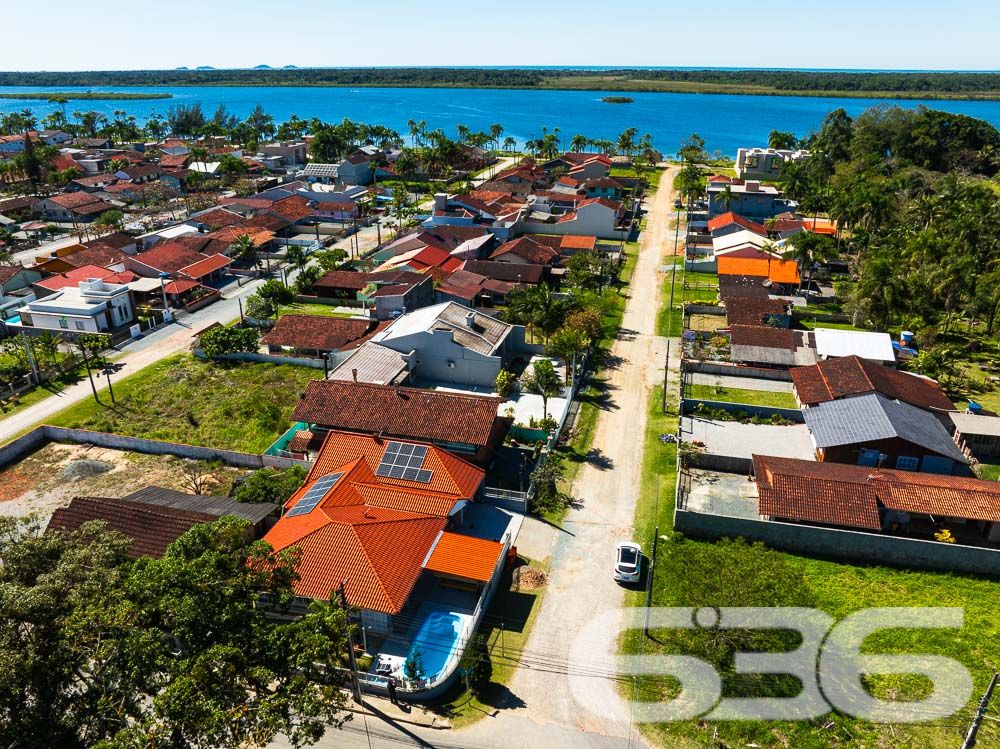 Descubra o seu próximo lar em Balneário Barra do Sul, onde o conforto se encontra com a natureza em uma residência extraordinária. Com uma área construída de 169,00 m² em um terreno de 341,44 m², este imóvel térreo se destaca por sua localização privilegiada na região de Pinheiros, a poucos passos da idílica lagoa do Maria Fernanda, e oferece uma experiência de vida inigualável com qualidade e serenidade.

Ao entrar nesta casa, você será recebido por um ambiente acolhedor e espaçoso, com uma sala de estar integrada a uma cozinha moderna, repleta de móveis planejados de alta qualidade e uma área de festas com churrasqueira, ideal para receber amigos e familiares. O design interior combina funcionalidade com uma estética atraente, incluindo uma copa e cozinha conjugadas que maximizam o espaço e a eficiência.

Esta residência conta com três confortáveis dormitórios, proporcionando privacidade e conforto para todos os membros da família. Cada espaço foi cuidadosamente projetado para garantir uma atmosfera relaxante e agradável. Além disso, a casa inclui duas garagens cobertas e duas descobertas, garantindo amplo espaço para veículos e equipamentos de lazer.

No exterior, um extenso jardim com piscina oferece um refúgio perfeito para relaxamento ou diversão ao ar livre, complementado por uma varanda espaçosa que é o cenário ideal para desfrutar da brisa da lagoa e do canto dos pássaros. A propriedade é completamente murada e possui portão eletrônico, proporcionando segurança e privacidade.

Localizada em um bairro seguro e com fácil acesso às principais vias, escolas e serviços públicos essenciais, esta casa não só oferece uma excelente qualidade de vida, mas também uma oportunidade única de investimento em um dos locais mais desejados de Santa Catarina.

A 636 Negócios Imobiliários, com mais de 30 anos de experiência no mercado imobiliário, está pronta para ajudá-lo a transformar esta casa dos sonhos em seu novo lar. Reconhecida por sua perfeição técnico-jurídica em mediação de negócios, nossa equipe garante um processo de compra transparente e eficiente. Não perca esta chance exclusiva de viver em um paraíso à beira da lagoa, onde cada detalhe foi pensado para o seu conforto e bem-estar. Venha conhecer e se encantar!
 
636 NEGÓCIOS IMOBILIÁRIOS: A SUA MELHOR ESCOLHA
Com mais de 30 anos de experiência, a 636 Negócios Imobiliários é sua parceira ideal para encontrar o imóvel perfeito. Estamos prontos para ajudá-lo a fazer deste imóvel o seu novo lar.
 
Telefone: (47) 3451-0636
WhatsApp: (47) 99190-0636
 
Não perca esta oportunidade única. Visite nosso site para mais informações: i636.com.br