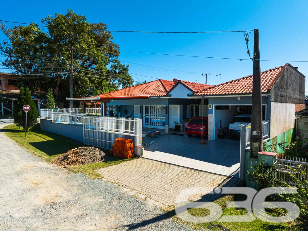 Descubra o seu próximo lar em Balneário Barra do Sul, onde o conforto se encontra com a natureza em uma residência extraordinária. Com uma área construída de 169,00 m² em um terreno de 341,44 m², este imóvel térreo se destaca por sua localização privilegiada na região de Pinheiros, a poucos passos da idílica lagoa do Maria Fernanda, e oferece uma experiência de vida inigualável com qualidade e serenidade.

Ao entrar nesta casa, você será recebido por um ambiente acolhedor e espaçoso, com uma sala de estar integrada a uma cozinha moderna, repleta de móveis planejados de alta qualidade e uma área de festas com churrasqueira, ideal para receber amigos e familiares. O design interior combina funcionalidade com uma estética atraente, incluindo uma copa e cozinha conjugadas que maximizam o espaço e a eficiência.

Esta residência conta com três confortáveis dormitórios, proporcionando privacidade e conforto para todos os membros da família. Cada espaço foi cuidadosamente projetado para garantir uma atmosfera relaxante e agradável. Além disso, a casa inclui duas garagens cobertas e duas descobertas, garantindo amplo espaço para veículos e equipamentos de lazer.

No exterior, um extenso jardim com piscina oferece um refúgio perfeito para relaxamento ou diversão ao ar livre, complementado por uma varanda espaçosa que é o cenário ideal para desfrutar da brisa da lagoa e do canto dos pássaros. A propriedade é completamente murada e possui portão eletrônico, proporcionando segurança e privacidade.

Localizada em um bairro seguro e com fácil acesso às principais vias, escolas e serviços públicos essenciais, esta casa não só oferece uma excelente qualidade de vida, mas também uma oportunidade única de investimento em um dos locais mais desejados de Santa Catarina.

A 636 Negócios Imobiliários, com mais de 30 anos de experiência no mercado imobiliário, está pronta para ajudá-lo a transformar esta casa dos sonhos em seu novo lar. Reconhecida por sua perfeição técnico-jurídica em mediação de negócios, nossa equipe garante um processo de compra transparente e eficiente. Não perca esta chance exclusiva de viver em um paraíso à beira da lagoa, onde cada detalhe foi pensado para o seu conforto e bem-estar. Venha conhecer e se encantar!
 
636 NEGÓCIOS IMOBILIÁRIOS: A SUA MELHOR ESCOLHA
Com mais de 30 anos de experiência, a 636 Negócios Imobiliários é sua parceira ideal para encontrar o imóvel perfeito. Estamos prontos para ajudá-lo a fazer deste imóvel o seu novo lar.
 
Telefone: (47) 3451-0636
WhatsApp: (47) 99190-0636
 
Não perca esta oportunidade única. Visite nosso site para mais informações: i636.com.br