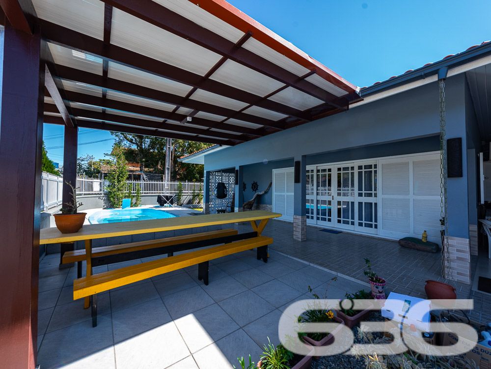 Descubra o seu próximo lar em Balneário Barra do Sul, onde o conforto se encontra com a natureza em uma residência extraordinária. Com uma área construída de 169,00 m² em um terreno de 341,44 m², este imóvel térreo se destaca por sua localização privilegiada na região de Pinheiros, a poucos passos da idílica lagoa do Maria Fernanda, e oferece uma experiência de vida inigualável com qualidade e serenidade.

Ao entrar nesta casa, você será recebido por um ambiente acolhedor e espaçoso, com uma sala de estar integrada a uma cozinha moderna, repleta de móveis planejados de alta qualidade e uma área de festas com churrasqueira, ideal para receber amigos e familiares. O design interior combina funcionalidade com uma estética atraente, incluindo uma copa e cozinha conjugadas que maximizam o espaço e a eficiência.

Esta residência conta com três confortáveis dormitórios, proporcionando privacidade e conforto para todos os membros da família. Cada espaço foi cuidadosamente projetado para garantir uma atmosfera relaxante e agradável. Além disso, a casa inclui duas garagens cobertas e duas descobertas, garantindo amplo espaço para veículos e equipamentos de lazer.

No exterior, um extenso jardim com piscina oferece um refúgio perfeito para relaxamento ou diversão ao ar livre, complementado por uma varanda espaçosa que é o cenário ideal para desfrutar da brisa da lagoa e do canto dos pássaros. A propriedade é completamente murada e possui portão eletrônico, proporcionando segurança e privacidade.

Localizada em um bairro seguro e com fácil acesso às principais vias, escolas e serviços públicos essenciais, esta casa não só oferece uma excelente qualidade de vida, mas também uma oportunidade única de investimento em um dos locais mais desejados de Santa Catarina.

A 636 Negócios Imobiliários, com mais de 30 anos de experiência no mercado imobiliário, está pronta para ajudá-lo a transformar esta casa dos sonhos em seu novo lar. Reconhecida por sua perfeição técnico-jurídica em mediação de negócios, nossa equipe garante um processo de compra transparente e eficiente. Não perca esta chance exclusiva de viver em um paraíso à beira da lagoa, onde cada detalhe foi pensado para o seu conforto e bem-estar. Venha conhecer e se encantar!
 
636 NEGÓCIOS IMOBILIÁRIOS: A SUA MELHOR ESCOLHA
Com mais de 30 anos de experiência, a 636 Negócios Imobiliários é sua parceira ideal para encontrar o imóvel perfeito. Estamos prontos para ajudá-lo a fazer deste imóvel o seu novo lar.
 
Telefone: (47) 3451-0636
WhatsApp: (47) 99190-0636
 
Não perca esta oportunidade única. Visite nosso site para mais informações: i636.com.br