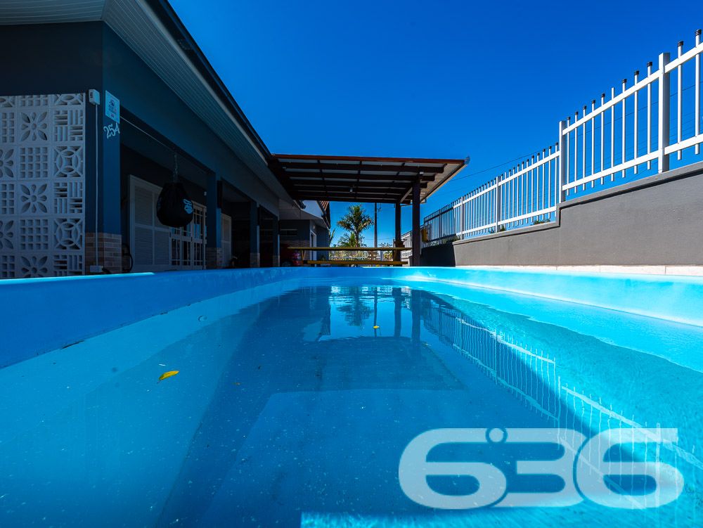Descubra o seu próximo lar em Balneário Barra do Sul, onde o conforto se encontra com a natureza em uma residência extraordinária. Com uma área construída de 169,00 m² em um terreno de 341,44 m², este imóvel térreo se destaca por sua localização privilegiada na região de Pinheiros, a poucos passos da idílica lagoa do Maria Fernanda, e oferece uma experiência de vida inigualável com qualidade e serenidade.

Ao entrar nesta casa, você será recebido por um ambiente acolhedor e espaçoso, com uma sala de estar integrada a uma cozinha moderna, repleta de móveis planejados de alta qualidade e uma área de festas com churrasqueira, ideal para receber amigos e familiares. O design interior combina funcionalidade com uma estética atraente, incluindo uma copa e cozinha conjugadas que maximizam o espaço e a eficiência.

Esta residência conta com três confortáveis dormitórios, proporcionando privacidade e conforto para todos os membros da família. Cada espaço foi cuidadosamente projetado para garantir uma atmosfera relaxante e agradável. Além disso, a casa inclui duas garagens cobertas e duas descobertas, garantindo amplo espaço para veículos e equipamentos de lazer.

No exterior, um extenso jardim com piscina oferece um refúgio perfeito para relaxamento ou diversão ao ar livre, complementado por uma varanda espaçosa que é o cenário ideal para desfrutar da brisa da lagoa e do canto dos pássaros. A propriedade é completamente murada e possui portão eletrônico, proporcionando segurança e privacidade.

Localizada em um bairro seguro e com fácil acesso às principais vias, escolas e serviços públicos essenciais, esta casa não só oferece uma excelente qualidade de vida, mas também uma oportunidade única de investimento em um dos locais mais desejados de Santa Catarina.

A 636 Negócios Imobiliários, com mais de 30 anos de experiência no mercado imobiliário, está pronta para ajudá-lo a transformar esta casa dos sonhos em seu novo lar. Reconhecida por sua perfeição técnico-jurídica em mediação de negócios, nossa equipe garante um processo de compra transparente e eficiente. Não perca esta chance exclusiva de viver em um paraíso à beira da lagoa, onde cada detalhe foi pensado para o seu conforto e bem-estar. Venha conhecer e se encantar!
 
636 NEGÓCIOS IMOBILIÁRIOS: A SUA MELHOR ESCOLHA
Com mais de 30 anos de experiência, a 636 Negócios Imobiliários é sua parceira ideal para encontrar o imóvel perfeito. Estamos prontos para ajudá-lo a fazer deste imóvel o seu novo lar.
 
Telefone: (47) 3451-0636
WhatsApp: (47) 99190-0636
 
Não perca esta oportunidade única. Visite nosso site para mais informações: i636.com.br