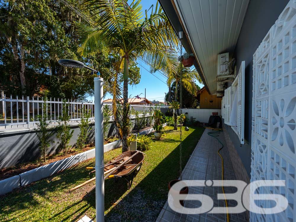 Descubra o seu próximo lar em Balneário Barra do Sul, onde o conforto se encontra com a natureza em uma residência extraordinária. Com uma área construída de 169,00 m² em um terreno de 341,44 m², este imóvel térreo se destaca por sua localização privilegiada na região de Pinheiros, a poucos passos da idílica lagoa do Maria Fernanda, e oferece uma experiência de vida inigualável com qualidade e serenidade.

Ao entrar nesta casa, você será recebido por um ambiente acolhedor e espaçoso, com uma sala de estar integrada a uma cozinha moderna, repleta de móveis planejados de alta qualidade e uma área de festas com churrasqueira, ideal para receber amigos e familiares. O design interior combina funcionalidade com uma estética atraente, incluindo uma copa e cozinha conjugadas que maximizam o espaço e a eficiência.

Esta residência conta com três confortáveis dormitórios, proporcionando privacidade e conforto para todos os membros da família. Cada espaço foi cuidadosamente projetado para garantir uma atmosfera relaxante e agradável. Além disso, a casa inclui duas garagens cobertas e duas descobertas, garantindo amplo espaço para veículos e equipamentos de lazer.

No exterior, um extenso jardim com piscina oferece um refúgio perfeito para relaxamento ou diversão ao ar livre, complementado por uma varanda espaçosa que é o cenário ideal para desfrutar da brisa da lagoa e do canto dos pássaros. A propriedade é completamente murada e possui portão eletrônico, proporcionando segurança e privacidade.

Localizada em um bairro seguro e com fácil acesso às principais vias, escolas e serviços públicos essenciais, esta casa não só oferece uma excelente qualidade de vida, mas também uma oportunidade única de investimento em um dos locais mais desejados de Santa Catarina.

A 636 Negócios Imobiliários, com mais de 30 anos de experiência no mercado imobiliário, está pronta para ajudá-lo a transformar esta casa dos sonhos em seu novo lar. Reconhecida por sua perfeição técnico-jurídica em mediação de negócios, nossa equipe garante um processo de compra transparente e eficiente. Não perca esta chance exclusiva de viver em um paraíso à beira da lagoa, onde cada detalhe foi pensado para o seu conforto e bem-estar. Venha conhecer e se encantar!
 
636 NEGÓCIOS IMOBILIÁRIOS: A SUA MELHOR ESCOLHA
Com mais de 30 anos de experiência, a 636 Negócios Imobiliários é sua parceira ideal para encontrar o imóvel perfeito. Estamos prontos para ajudá-lo a fazer deste imóvel o seu novo lar.
 
Telefone: (47) 3451-0636
WhatsApp: (47) 99190-0636
 
Não perca esta oportunidade única. Visite nosso site para mais informações: i636.com.br