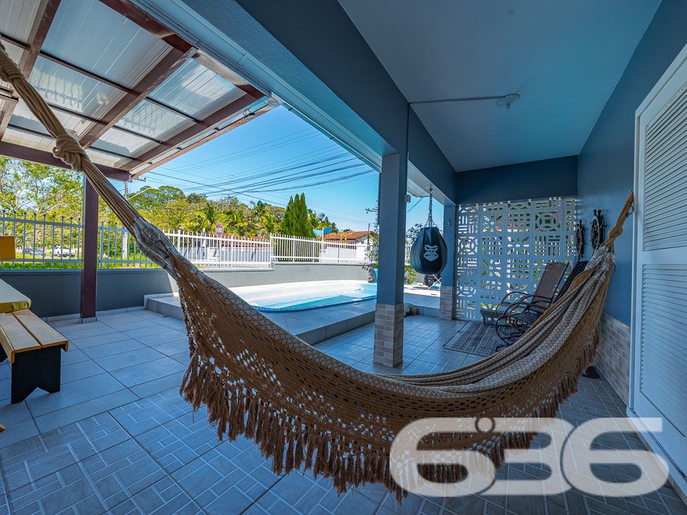 Descubra o seu próximo lar em Balneário Barra do Sul, onde o conforto se encontra com a natureza em uma residência extraordinária. Com uma área construída de 169,00 m² em um terreno de 341,44 m², este imóvel térreo se destaca por sua localização privilegiada na região de Pinheiros, a poucos passos da idílica lagoa do Maria Fernanda, e oferece uma experiência de vida inigualável com qualidade e serenidade.

Ao entrar nesta casa, você será recebido por um ambiente acolhedor e espaçoso, com uma sala de estar integrada a uma cozinha moderna, repleta de móveis planejados de alta qualidade e uma área de festas com churrasqueira, ideal para receber amigos e familiares. O design interior combina funcionalidade com uma estética atraente, incluindo uma copa e cozinha conjugadas que maximizam o espaço e a eficiência.

Esta residência conta com três confortáveis dormitórios, proporcionando privacidade e conforto para todos os membros da família. Cada espaço foi cuidadosamente projetado para garantir uma atmosfera relaxante e agradável. Além disso, a casa inclui duas garagens cobertas e duas descobertas, garantindo amplo espaço para veículos e equipamentos de lazer.

No exterior, um extenso jardim com piscina oferece um refúgio perfeito para relaxamento ou diversão ao ar livre, complementado por uma varanda espaçosa que é o cenário ideal para desfrutar da brisa da lagoa e do canto dos pássaros. A propriedade é completamente murada e possui portão eletrônico, proporcionando segurança e privacidade.

Localizada em um bairro seguro e com fácil acesso às principais vias, escolas e serviços públicos essenciais, esta casa não só oferece uma excelente qualidade de vida, mas também uma oportunidade única de investimento em um dos locais mais desejados de Santa Catarina.

A 636 Negócios Imobiliários, com mais de 30 anos de experiência no mercado imobiliário, está pronta para ajudá-lo a transformar esta casa dos sonhos em seu novo lar. Reconhecida por sua perfeição técnico-jurídica em mediação de negócios, nossa equipe garante um processo de compra transparente e eficiente. Não perca esta chance exclusiva de viver em um paraíso à beira da lagoa, onde cada detalhe foi pensado para o seu conforto e bem-estar. Venha conhecer e se encantar!
 
636 NEGÓCIOS IMOBILIÁRIOS: A SUA MELHOR ESCOLHA
Com mais de 30 anos de experiência, a 636 Negócios Imobiliários é sua parceira ideal para encontrar o imóvel perfeito. Estamos prontos para ajudá-lo a fazer deste imóvel o seu novo lar.
 
Telefone: (47) 3451-0636
WhatsApp: (47) 99190-0636
 
Não perca esta oportunidade única. Visite nosso site para mais informações: i636.com.br