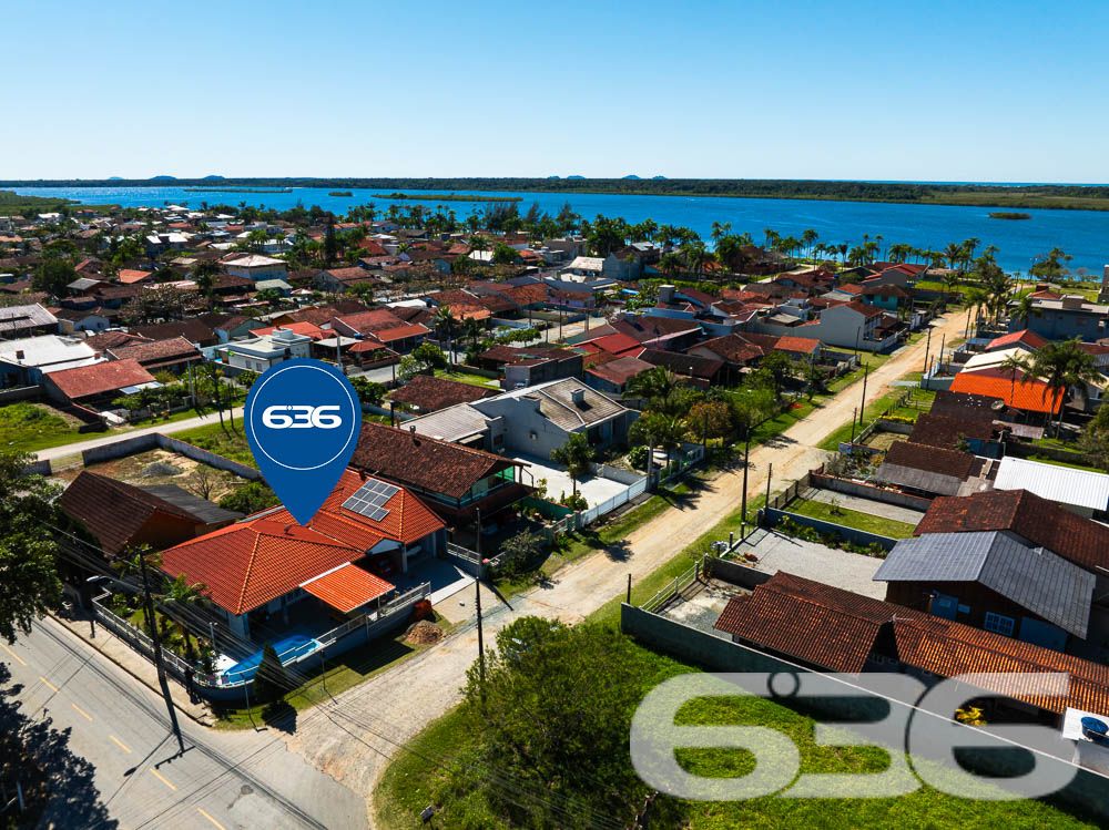 Descubra o seu próximo lar em Balneário Barra do Sul, onde o conforto se encontra com a natureza em uma residência extraordinária. Com uma área construída de 169,00 m² em um terreno de 341,44 m², este imóvel térreo se destaca por sua localização privilegiada na região de Pinheiros, a poucos passos da idílica lagoa do Maria Fernanda, e oferece uma experiência de vida inigualável com qualidade e serenidade.

Ao entrar nesta casa, você será recebido por um ambiente acolhedor e espaçoso, com uma sala de estar integrada a uma cozinha moderna, repleta de móveis planejados de alta qualidade e uma área de festas com churrasqueira, ideal para receber amigos e familiares. O design interior combina funcionalidade com uma estética atraente, incluindo uma copa e cozinha conjugadas que maximizam o espaço e a eficiência.

Esta residência conta com três confortáveis dormitórios, proporcionando privacidade e conforto para todos os membros da família. Cada espaço foi cuidadosamente projetado para garantir uma atmosfera relaxante e agradável. Além disso, a casa inclui duas garagens cobertas e duas descobertas, garantindo amplo espaço para veículos e equipamentos de lazer.

No exterior, um extenso jardim com piscina oferece um refúgio perfeito para relaxamento ou diversão ao ar livre, complementado por uma varanda espaçosa que é o cenário ideal para desfrutar da brisa da lagoa e do canto dos pássaros. A propriedade é completamente murada e possui portão eletrônico, proporcionando segurança e privacidade.

Localizada em um bairro seguro e com fácil acesso às principais vias, escolas e serviços públicos essenciais, esta casa não só oferece uma excelente qualidade de vida, mas também uma oportunidade única de investimento em um dos locais mais desejados de Santa Catarina.

A 636 Negócios Imobiliários, com mais de 30 anos de experiência no mercado imobiliário, está pronta para ajudá-lo a transformar esta casa dos sonhos em seu novo lar. Reconhecida por sua perfeição técnico-jurídica em mediação de negócios, nossa equipe garante um processo de compra transparente e eficiente. Não perca esta chance exclusiva de viver em um paraíso à beira da lagoa, onde cada detalhe foi pensado para o seu conforto e bem-estar. Venha conhecer e se encantar!
 
636 NEGÓCIOS IMOBILIÁRIOS: A SUA MELHOR ESCOLHA
Com mais de 30 anos de experiência, a 636 Negócios Imobiliários é sua parceira ideal para encontrar o imóvel perfeito. Estamos prontos para ajudá-lo a fazer deste imóvel o seu novo lar.
 
Telefone: (47) 3451-0636
WhatsApp: (47) 99190-0636
 
Não perca esta oportunidade única. Visite nosso site para mais informações: i636.com.br