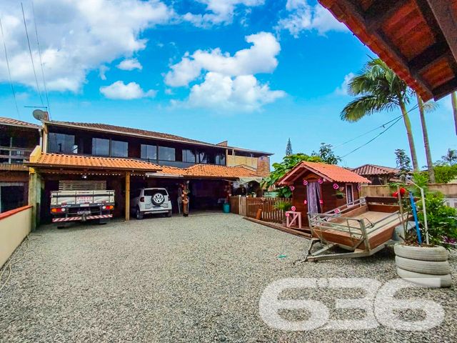 SOBRADO COM 3 DORMITÓRIOS NO BAIRRO PINHEIROS EM BALNEÁRIO BARRA DO SUL

Descubra o encanto de viver em um sobrado construído com madeira de lei, situado no bairro Pinheiros em Balneário Barra do Sul. Com uma área construída de 120m² em um terreno de 300m², este imóvel oferece 3 dormitórios, 2 banheiros, sala de estar e cozinha. O destaque fica por conta da proximidade com a lagoa do Maria Fernanda, tornando este sobrado o refúgio perfeito para quem busca tranquilidade e contato com a natureza.

DETALHES QUE FAZEM A DIFERENÇA:
O sobrado conta com 3 dormitórios aconchegantes, ideais para descansar após um dia de atividades ao ar livre. Os 2 banheiros são práticos e bem distribuídos. A sala de estar é o lugar perfeito para momentos em família, enquanto a cozinha oferece todo o espaço necessário para suas aventuras culinárias.

VIVA A EXPERIÊNCIA DO LITORAL CATARINENSE:
Localizado no bairro Pinheiros, o sobrado está a poucos passos da lagoa do Maria Fernanda. Desfrute de passeios de barco, pesca ou simplesmente relaxe à beira da lagoa. O amplo quintal oferece um espaço adicional para atividades ao ar livre.

ESCOLHA A 636 NEGÓCIOS IMOBILIÁRIOS:
Com mais de 30 anos de experiência no mercado imobiliário, a 636 Negócios Imobiliários é sua escolha certa para uma compra segura e eficiente. Entre em contato conosco para mais informações.
Telefone: (47) 3448-3636
WhatsApp: (47) 99190-0636