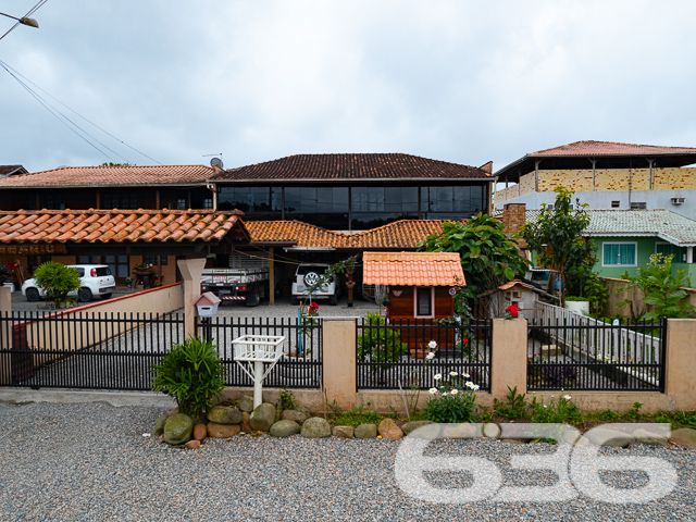 SOBRADO COM 3 DORMITÓRIOS NO BAIRRO PINHEIROS EM BALNEÁRIO BARRA DO SUL

Descubra o encanto de viver em um sobrado construído com madeira de lei, situado no bairro Pinheiros em Balneário Barra do Sul. Com uma área construída de 120m² em um terreno de 300m², este imóvel oferece 3 dormitórios, 2 banheiros, sala de estar e cozinha. O destaque fica por conta da proximidade com a lagoa do Maria Fernanda, tornando este sobrado o refúgio perfeito para quem busca tranquilidade e contato com a natureza.

DETALHES QUE FAZEM A DIFERENÇA:
O sobrado conta com 3 dormitórios aconchegantes, ideais para descansar após um dia de atividades ao ar livre. Os 2 banheiros são práticos e bem distribuídos. A sala de estar é o lugar perfeito para momentos em família, enquanto a cozinha oferece todo o espaço necessário para suas aventuras culinárias.

VIVA A EXPERIÊNCIA DO LITORAL CATARINENSE:
Localizado no bairro Pinheiros, o sobrado está a poucos passos da lagoa do Maria Fernanda. Desfrute de passeios de barco, pesca ou simplesmente relaxe à beira da lagoa. O amplo quintal oferece um espaço adicional para atividades ao ar livre.

ESCOLHA A 636 NEGÓCIOS IMOBILIÁRIOS:
Com mais de 30 anos de experiência no mercado imobiliário, a 636 Negócios Imobiliários é sua escolha certa para uma compra segura e eficiente. Entre em contato conosco para mais informações.
Telefone: (47) 3448-3636
WhatsApp: (47) 99190-0636