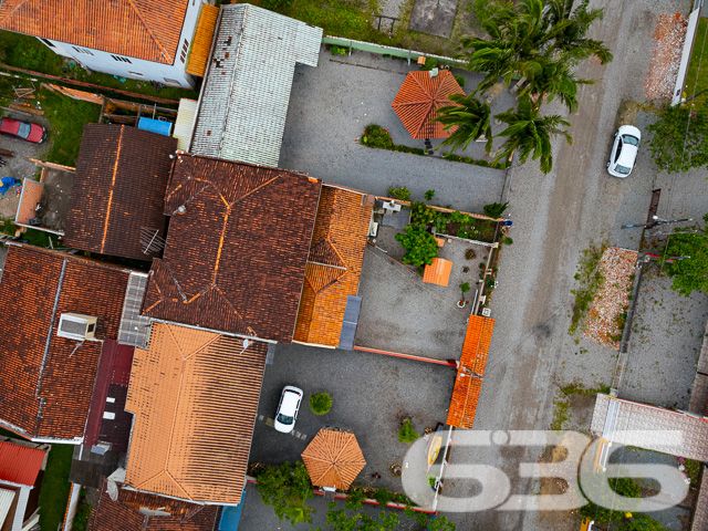 SOBRADO COM 3 DORMITÓRIOS NO BAIRRO PINHEIROS EM BALNEÁRIO BARRA DO SUL

Descubra o encanto de viver em um sobrado construído com madeira de lei, situado no bairro Pinheiros em Balneário Barra do Sul. Com uma área construída de 120m² em um terreno de 300m², este imóvel oferece 3 dormitórios, 2 banheiros, sala de estar e cozinha. O destaque fica por conta da proximidade com a lagoa do Maria Fernanda, tornando este sobrado o refúgio perfeito para quem busca tranquilidade e contato com a natureza.

DETALHES QUE FAZEM A DIFERENÇA:
O sobrado conta com 3 dormitórios aconchegantes, ideais para descansar após um dia de atividades ao ar livre. Os 2 banheiros são práticos e bem distribuídos. A sala de estar é o lugar perfeito para momentos em família, enquanto a cozinha oferece todo o espaço necessário para suas aventuras culinárias.

VIVA A EXPERIÊNCIA DO LITORAL CATARINENSE:
Localizado no bairro Pinheiros, o sobrado está a poucos passos da lagoa do Maria Fernanda. Desfrute de passeios de barco, pesca ou simplesmente relaxe à beira da lagoa. O amplo quintal oferece um espaço adicional para atividades ao ar livre.

ESCOLHA A 636 NEGÓCIOS IMOBILIÁRIOS:
Com mais de 30 anos de experiência no mercado imobiliário, a 636 Negócios Imobiliários é sua escolha certa para uma compra segura e eficiente. Entre em contato conosco para mais informações.
Telefone: (47) 3448-3636
WhatsApp: (47) 99190-0636
