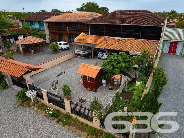 SOBRADO COM 3 DORMITÓRIOS NO BAIRRO PINHEIROS EM BALNEÁRIO BARRA DO SUL

Descubra o encanto de viver em um sobrado construído com madeira de lei, situado no bairro Pinheiros em Balneário Barra do Sul. Com uma área construída de 120m² em um terreno de 300m², este imóvel oferece 3 dormitórios, 2 banheiros, sala de estar e cozinha. O destaque fica por conta da proximidade com a lagoa do Maria Fernanda, tornando este sobrado o refúgio perfeito para quem busca tranquilidade e contato com a natureza.

DETALHES QUE FAZEM A DIFERENÇA:
O sobrado conta com 3 dormitórios aconchegantes, ideais para descansar após um dia de atividades ao ar livre. Os 2 banheiros são práticos e bem distribuídos. A sala de estar é o lugar perfeito para momentos em família, enquanto a cozinha oferece todo o espaço necessário para suas aventuras culinárias.

VIVA A EXPERIÊNCIA DO LITORAL CATARINENSE:
Localizado no bairro Pinheiros, o sobrado está a poucos passos da lagoa do Maria Fernanda. Desfrute de passeios de barco, pesca ou simplesmente relaxe à beira da lagoa. O amplo quintal oferece um espaço adicional para atividades ao ar livre.

ESCOLHA A 636 NEGÓCIOS IMOBILIÁRIOS:
Com mais de 30 anos de experiência no mercado imobiliário, a 636 Negócios Imobiliários é sua escolha certa para uma compra segura e eficiente. Entre em contato conosco para mais informações.
Telefone: (47) 3448-3636
WhatsApp: (47) 99190-0636