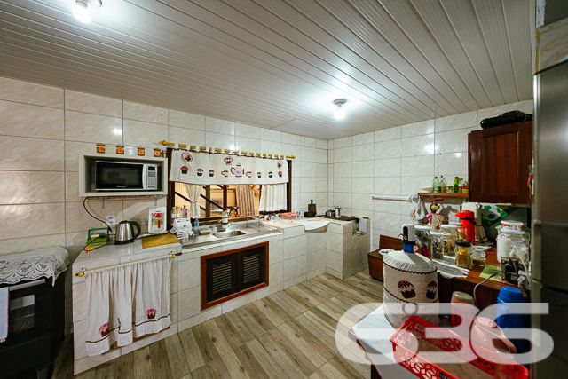 SOBRADO COM 3 DORMITÓRIOS NO BAIRRO PINHEIROS EM BALNEÁRIO BARRA DO SUL

Descubra o encanto de viver em um sobrado construído com madeira de lei, situado no bairro Pinheiros em Balneário Barra do Sul. Com uma área construída de 120m² em um terreno de 300m², este imóvel oferece 3 dormitórios, 2 banheiros, sala de estar e cozinha. O destaque fica por conta da proximidade com a lagoa do Maria Fernanda, tornando este sobrado o refúgio perfeito para quem busca tranquilidade e contato com a natureza.

DETALHES QUE FAZEM A DIFERENÇA:
O sobrado conta com 3 dormitórios aconchegantes, ideais para descansar após um dia de atividades ao ar livre. Os 2 banheiros são práticos e bem distribuídos. A sala de estar é o lugar perfeito para momentos em família, enquanto a cozinha oferece todo o espaço necessário para suas aventuras culinárias.

VIVA A EXPERIÊNCIA DO LITORAL CATARINENSE:
Localizado no bairro Pinheiros, o sobrado está a poucos passos da lagoa do Maria Fernanda. Desfrute de passeios de barco, pesca ou simplesmente relaxe à beira da lagoa. O amplo quintal oferece um espaço adicional para atividades ao ar livre.

ESCOLHA A 636 NEGÓCIOS IMOBILIÁRIOS:
Com mais de 30 anos de experiência no mercado imobiliário, a 636 Negócios Imobiliários é sua escolha certa para uma compra segura e eficiente. Entre em contato conosco para mais informações.
Telefone: (47) 3448-3636
WhatsApp: (47) 99190-0636