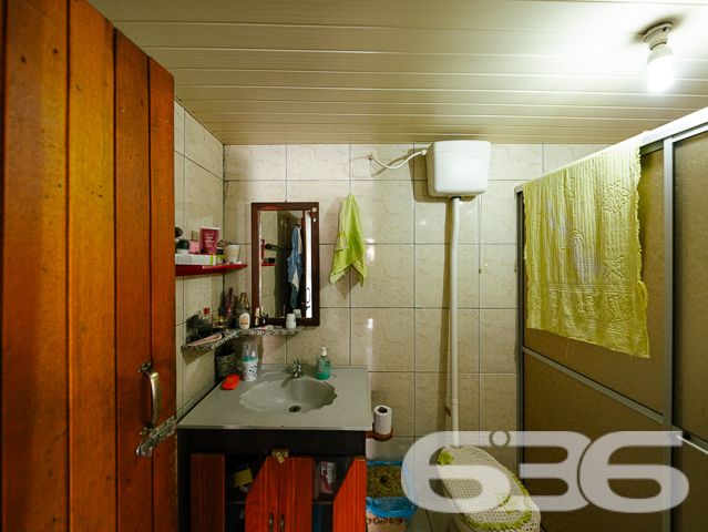 SOBRADO COM 3 DORMITÓRIOS NO BAIRRO PINHEIROS EM BALNEÁRIO BARRA DO SUL

Descubra o encanto de viver em um sobrado construído com madeira de lei, situado no bairro Pinheiros em Balneário Barra do Sul. Com uma área construída de 120m² em um terreno de 300m², este imóvel oferece 3 dormitórios, 2 banheiros, sala de estar e cozinha. O destaque fica por conta da proximidade com a lagoa do Maria Fernanda, tornando este sobrado o refúgio perfeito para quem busca tranquilidade e contato com a natureza.

DETALHES QUE FAZEM A DIFERENÇA:
O sobrado conta com 3 dormitórios aconchegantes, ideais para descansar após um dia de atividades ao ar livre. Os 2 banheiros são práticos e bem distribuídos. A sala de estar é o lugar perfeito para momentos em família, enquanto a cozinha oferece todo o espaço necessário para suas aventuras culinárias.

VIVA A EXPERIÊNCIA DO LITORAL CATARINENSE:
Localizado no bairro Pinheiros, o sobrado está a poucos passos da lagoa do Maria Fernanda. Desfrute de passeios de barco, pesca ou simplesmente relaxe à beira da lagoa. O amplo quintal oferece um espaço adicional para atividades ao ar livre.

ESCOLHA A 636 NEGÓCIOS IMOBILIÁRIOS:
Com mais de 30 anos de experiência no mercado imobiliário, a 636 Negócios Imobiliários é sua escolha certa para uma compra segura e eficiente. Entre em contato conosco para mais informações.
Telefone: (47) 3448-3636
WhatsApp: (47) 99190-0636