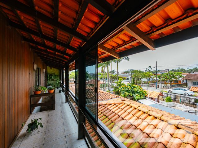 SOBRADO COM 3 DORMITÓRIOS NO BAIRRO PINHEIROS EM BALNEÁRIO BARRA DO SUL

Descubra o encanto de viver em um sobrado construído com madeira de lei, situado no bairro Pinheiros em Balneário Barra do Sul. Com uma área construída de 120m² em um terreno de 300m², este imóvel oferece 3 dormitórios, 2 banheiros, sala de estar e cozinha. O destaque fica por conta da proximidade com a lagoa do Maria Fernanda, tornando este sobrado o refúgio perfeito para quem busca tranquilidade e contato com a natureza.

DETALHES QUE FAZEM A DIFERENÇA:
O sobrado conta com 3 dormitórios aconchegantes, ideais para descansar após um dia de atividades ao ar livre. Os 2 banheiros são práticos e bem distribuídos. A sala de estar é o lugar perfeito para momentos em família, enquanto a cozinha oferece todo o espaço necessário para suas aventuras culinárias.

VIVA A EXPERIÊNCIA DO LITORAL CATARINENSE:
Localizado no bairro Pinheiros, o sobrado está a poucos passos da lagoa do Maria Fernanda. Desfrute de passeios de barco, pesca ou simplesmente relaxe à beira da lagoa. O amplo quintal oferece um espaço adicional para atividades ao ar livre.

ESCOLHA A 636 NEGÓCIOS IMOBILIÁRIOS:
Com mais de 30 anos de experiência no mercado imobiliário, a 636 Negócios Imobiliários é sua escolha certa para uma compra segura e eficiente. Entre em contato conosco para mais informações.
Telefone: (47) 3448-3636
WhatsApp: (47) 99190-0636