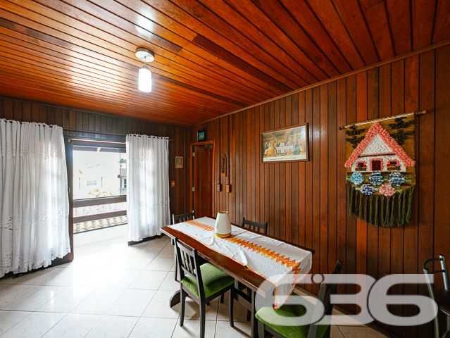 SOBRADO COM 3 DORMITÓRIOS NO BAIRRO PINHEIROS EM BALNEÁRIO BARRA DO SUL

Descubra o encanto de viver em um sobrado construído com madeira de lei, situado no bairro Pinheiros em Balneário Barra do Sul. Com uma área construída de 120m² em um terreno de 300m², este imóvel oferece 3 dormitórios, 2 banheiros, sala de estar e cozinha. O destaque fica por conta da proximidade com a lagoa do Maria Fernanda, tornando este sobrado o refúgio perfeito para quem busca tranquilidade e contato com a natureza.

DETALHES QUE FAZEM A DIFERENÇA:
O sobrado conta com 3 dormitórios aconchegantes, ideais para descansar após um dia de atividades ao ar livre. Os 2 banheiros são práticos e bem distribuídos. A sala de estar é o lugar perfeito para momentos em família, enquanto a cozinha oferece todo o espaço necessário para suas aventuras culinárias.

VIVA A EXPERIÊNCIA DO LITORAL CATARINENSE:
Localizado no bairro Pinheiros, o sobrado está a poucos passos da lagoa do Maria Fernanda. Desfrute de passeios de barco, pesca ou simplesmente relaxe à beira da lagoa. O amplo quintal oferece um espaço adicional para atividades ao ar livre.

ESCOLHA A 636 NEGÓCIOS IMOBILIÁRIOS:
Com mais de 30 anos de experiência no mercado imobiliário, a 636 Negócios Imobiliários é sua escolha certa para uma compra segura e eficiente. Entre em contato conosco para mais informações.
Telefone: (47) 3448-3636
WhatsApp: (47) 99190-0636