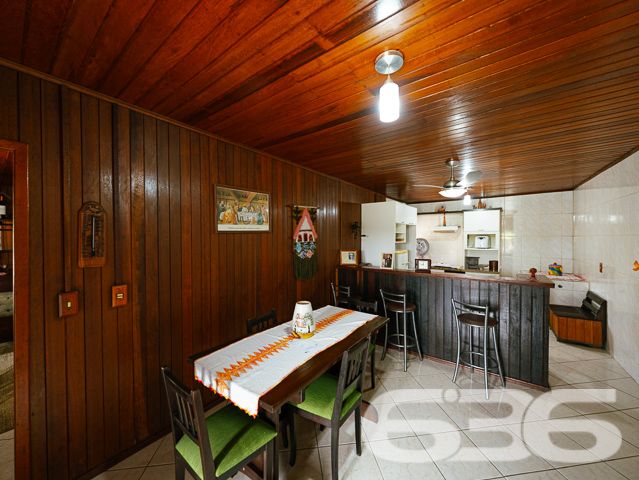 SOBRADO COM 3 DORMITÓRIOS NO BAIRRO PINHEIROS EM BALNEÁRIO BARRA DO SUL

Descubra o encanto de viver em um sobrado construído com madeira de lei, situado no bairro Pinheiros em Balneário Barra do Sul. Com uma área construída de 120m² em um terreno de 300m², este imóvel oferece 3 dormitórios, 2 banheiros, sala de estar e cozinha. O destaque fica por conta da proximidade com a lagoa do Maria Fernanda, tornando este sobrado o refúgio perfeito para quem busca tranquilidade e contato com a natureza.

DETALHES QUE FAZEM A DIFERENÇA:
O sobrado conta com 3 dormitórios aconchegantes, ideais para descansar após um dia de atividades ao ar livre. Os 2 banheiros são práticos e bem distribuídos. A sala de estar é o lugar perfeito para momentos em família, enquanto a cozinha oferece todo o espaço necessário para suas aventuras culinárias.

VIVA A EXPERIÊNCIA DO LITORAL CATARINENSE:
Localizado no bairro Pinheiros, o sobrado está a poucos passos da lagoa do Maria Fernanda. Desfrute de passeios de barco, pesca ou simplesmente relaxe à beira da lagoa. O amplo quintal oferece um espaço adicional para atividades ao ar livre.

ESCOLHA A 636 NEGÓCIOS IMOBILIÁRIOS:
Com mais de 30 anos de experiência no mercado imobiliário, a 636 Negócios Imobiliários é sua escolha certa para uma compra segura e eficiente. Entre em contato conosco para mais informações.
Telefone: (47) 3448-3636
WhatsApp: (47) 99190-0636