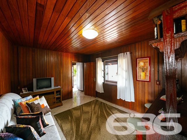 SOBRADO COM 3 DORMITÓRIOS NO BAIRRO PINHEIROS EM BALNEÁRIO BARRA DO SUL

Descubra o encanto de viver em um sobrado construído com madeira de lei, situado no bairro Pinheiros em Balneário Barra do Sul. Com uma área construída de 120m² em um terreno de 300m², este imóvel oferece 3 dormitórios, 2 banheiros, sala de estar e cozinha. O destaque fica por conta da proximidade com a lagoa do Maria Fernanda, tornando este sobrado o refúgio perfeito para quem busca tranquilidade e contato com a natureza.

DETALHES QUE FAZEM A DIFERENÇA:
O sobrado conta com 3 dormitórios aconchegantes, ideais para descansar após um dia de atividades ao ar livre. Os 2 banheiros são práticos e bem distribuídos. A sala de estar é o lugar perfeito para momentos em família, enquanto a cozinha oferece todo o espaço necessário para suas aventuras culinárias.

VIVA A EXPERIÊNCIA DO LITORAL CATARINENSE:
Localizado no bairro Pinheiros, o sobrado está a poucos passos da lagoa do Maria Fernanda. Desfrute de passeios de barco, pesca ou simplesmente relaxe à beira da lagoa. O amplo quintal oferece um espaço adicional para atividades ao ar livre.

ESCOLHA A 636 NEGÓCIOS IMOBILIÁRIOS:
Com mais de 30 anos de experiência no mercado imobiliário, a 636 Negócios Imobiliários é sua escolha certa para uma compra segura e eficiente. Entre em contato conosco para mais informações.
Telefone: (47) 3448-3636
WhatsApp: (47) 99190-0636