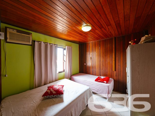 SOBRADO COM 3 DORMITÓRIOS NO BAIRRO PINHEIROS EM BALNEÁRIO BARRA DO SUL

Descubra o encanto de viver em um sobrado construído com madeira de lei, situado no bairro Pinheiros em Balneário Barra do Sul. Com uma área construída de 120m² em um terreno de 300m², este imóvel oferece 3 dormitórios, 2 banheiros, sala de estar e cozinha. O destaque fica por conta da proximidade com a lagoa do Maria Fernanda, tornando este sobrado o refúgio perfeito para quem busca tranquilidade e contato com a natureza.

DETALHES QUE FAZEM A DIFERENÇA:
O sobrado conta com 3 dormitórios aconchegantes, ideais para descansar após um dia de atividades ao ar livre. Os 2 banheiros são práticos e bem distribuídos. A sala de estar é o lugar perfeito para momentos em família, enquanto a cozinha oferece todo o espaço necessário para suas aventuras culinárias.

VIVA A EXPERIÊNCIA DO LITORAL CATARINENSE:
Localizado no bairro Pinheiros, o sobrado está a poucos passos da lagoa do Maria Fernanda. Desfrute de passeios de barco, pesca ou simplesmente relaxe à beira da lagoa. O amplo quintal oferece um espaço adicional para atividades ao ar livre.

ESCOLHA A 636 NEGÓCIOS IMOBILIÁRIOS:
Com mais de 30 anos de experiência no mercado imobiliário, a 636 Negócios Imobiliários é sua escolha certa para uma compra segura e eficiente. Entre em contato conosco para mais informações.
Telefone: (47) 3448-3636
WhatsApp: (47) 99190-0636