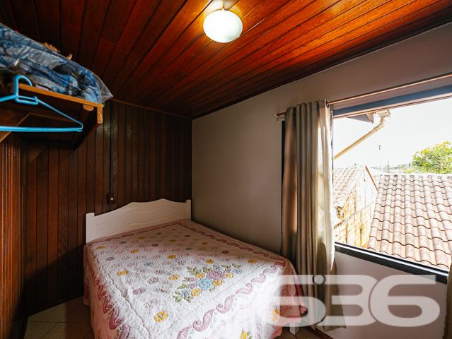 SOBRADO COM 3 DORMITÓRIOS NO BAIRRO PINHEIROS EM BALNEÁRIO BARRA DO SUL

Descubra o encanto de viver em um sobrado construído com madeira de lei, situado no bairro Pinheiros em Balneário Barra do Sul. Com uma área construída de 120m² em um terreno de 300m², este imóvel oferece 3 dormitórios, 2 banheiros, sala de estar e cozinha. O destaque fica por conta da proximidade com a lagoa do Maria Fernanda, tornando este sobrado o refúgio perfeito para quem busca tranquilidade e contato com a natureza.

DETALHES QUE FAZEM A DIFERENÇA:
O sobrado conta com 3 dormitórios aconchegantes, ideais para descansar após um dia de atividades ao ar livre. Os 2 banheiros são práticos e bem distribuídos. A sala de estar é o lugar perfeito para momentos em família, enquanto a cozinha oferece todo o espaço necessário para suas aventuras culinárias.

VIVA A EXPERIÊNCIA DO LITORAL CATARINENSE:
Localizado no bairro Pinheiros, o sobrado está a poucos passos da lagoa do Maria Fernanda. Desfrute de passeios de barco, pesca ou simplesmente relaxe à beira da lagoa. O amplo quintal oferece um espaço adicional para atividades ao ar livre.

ESCOLHA A 636 NEGÓCIOS IMOBILIÁRIOS:
Com mais de 30 anos de experiência no mercado imobiliário, a 636 Negócios Imobiliários é sua escolha certa para uma compra segura e eficiente. Entre em contato conosco para mais informações.
Telefone: (47) 3448-3636
WhatsApp: (47) 99190-0636