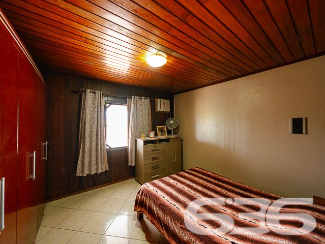 SOBRADO COM 3 DORMITÓRIOS NO BAIRRO PINHEIROS EM BALNEÁRIO BARRA DO SUL

Descubra o encanto de viver em um sobrado construído com madeira de lei, situado no bairro Pinheiros em Balneário Barra do Sul. Com uma área construída de 120m² em um terreno de 300m², este imóvel oferece 3 dormitórios, 2 banheiros, sala de estar e cozinha. O destaque fica por conta da proximidade com a lagoa do Maria Fernanda, tornando este sobrado o refúgio perfeito para quem busca tranquilidade e contato com a natureza.

DETALHES QUE FAZEM A DIFERENÇA:
O sobrado conta com 3 dormitórios aconchegantes, ideais para descansar após um dia de atividades ao ar livre. Os 2 banheiros são práticos e bem distribuídos. A sala de estar é o lugar perfeito para momentos em família, enquanto a cozinha oferece todo o espaço necessário para suas aventuras culinárias.

VIVA A EXPERIÊNCIA DO LITORAL CATARINENSE:
Localizado no bairro Pinheiros, o sobrado está a poucos passos da lagoa do Maria Fernanda. Desfrute de passeios de barco, pesca ou simplesmente relaxe à beira da lagoa. O amplo quintal oferece um espaço adicional para atividades ao ar livre.

ESCOLHA A 636 NEGÓCIOS IMOBILIÁRIOS:
Com mais de 30 anos de experiência no mercado imobiliário, a 636 Negócios Imobiliários é sua escolha certa para uma compra segura e eficiente. Entre em contato conosco para mais informações.
Telefone: (47) 3448-3636
WhatsApp: (47) 99190-0636