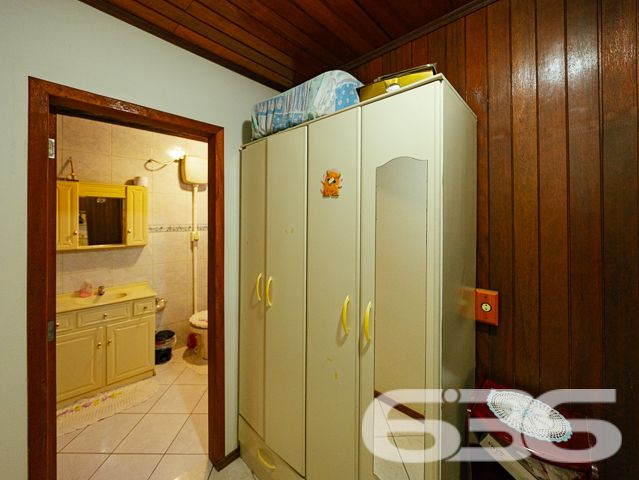 SOBRADO COM 3 DORMITÓRIOS NO BAIRRO PINHEIROS EM BALNEÁRIO BARRA DO SUL

Descubra o encanto de viver em um sobrado construído com madeira de lei, situado no bairro Pinheiros em Balneário Barra do Sul. Com uma área construída de 120m² em um terreno de 300m², este imóvel oferece 3 dormitórios, 2 banheiros, sala de estar e cozinha. O destaque fica por conta da proximidade com a lagoa do Maria Fernanda, tornando este sobrado o refúgio perfeito para quem busca tranquilidade e contato com a natureza.

DETALHES QUE FAZEM A DIFERENÇA:
O sobrado conta com 3 dormitórios aconchegantes, ideais para descansar após um dia de atividades ao ar livre. Os 2 banheiros são práticos e bem distribuídos. A sala de estar é o lugar perfeito para momentos em família, enquanto a cozinha oferece todo o espaço necessário para suas aventuras culinárias.

VIVA A EXPERIÊNCIA DO LITORAL CATARINENSE:
Localizado no bairro Pinheiros, o sobrado está a poucos passos da lagoa do Maria Fernanda. Desfrute de passeios de barco, pesca ou simplesmente relaxe à beira da lagoa. O amplo quintal oferece um espaço adicional para atividades ao ar livre.

ESCOLHA A 636 NEGÓCIOS IMOBILIÁRIOS:
Com mais de 30 anos de experiência no mercado imobiliário, a 636 Negócios Imobiliários é sua escolha certa para uma compra segura e eficiente. Entre em contato conosco para mais informações.
Telefone: (47) 3448-3636
WhatsApp: (47) 99190-0636