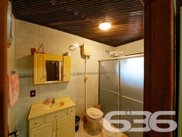 SOBRADO COM 3 DORMITÓRIOS NO BAIRRO PINHEIROS EM BALNEÁRIO BARRA DO SUL

Descubra o encanto de viver em um sobrado construído com madeira de lei, situado no bairro Pinheiros em Balneário Barra do Sul. Com uma área construída de 120m² em um terreno de 300m², este imóvel oferece 3 dormitórios, 2 banheiros, sala de estar e cozinha. O destaque fica por conta da proximidade com a lagoa do Maria Fernanda, tornando este sobrado o refúgio perfeito para quem busca tranquilidade e contato com a natureza.

DETALHES QUE FAZEM A DIFERENÇA:
O sobrado conta com 3 dormitórios aconchegantes, ideais para descansar após um dia de atividades ao ar livre. Os 2 banheiros são práticos e bem distribuídos. A sala de estar é o lugar perfeito para momentos em família, enquanto a cozinha oferece todo o espaço necessário para suas aventuras culinárias.

VIVA A EXPERIÊNCIA DO LITORAL CATARINENSE:
Localizado no bairro Pinheiros, o sobrado está a poucos passos da lagoa do Maria Fernanda. Desfrute de passeios de barco, pesca ou simplesmente relaxe à beira da lagoa. O amplo quintal oferece um espaço adicional para atividades ao ar livre.

ESCOLHA A 636 NEGÓCIOS IMOBILIÁRIOS:
Com mais de 30 anos de experiência no mercado imobiliário, a 636 Negócios Imobiliários é sua escolha certa para uma compra segura e eficiente. Entre em contato conosco para mais informações.
Telefone: (47) 3448-3636
WhatsApp: (47) 99190-0636