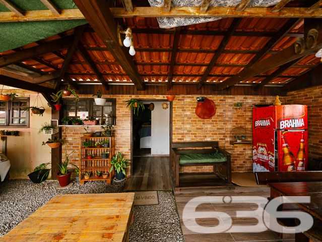 SOBRADO COM 3 DORMITÓRIOS NO BAIRRO PINHEIROS EM BALNEÁRIO BARRA DO SUL

Descubra o encanto de viver em um sobrado construído com madeira de lei, situado no bairro Pinheiros em Balneário Barra do Sul. Com uma área construída de 120m² em um terreno de 300m², este imóvel oferece 3 dormitórios, 2 banheiros, sala de estar e cozinha. O destaque fica por conta da proximidade com a lagoa do Maria Fernanda, tornando este sobrado o refúgio perfeito para quem busca tranquilidade e contato com a natureza.

DETALHES QUE FAZEM A DIFERENÇA:
O sobrado conta com 3 dormitórios aconchegantes, ideais para descansar após um dia de atividades ao ar livre. Os 2 banheiros são práticos e bem distribuídos. A sala de estar é o lugar perfeito para momentos em família, enquanto a cozinha oferece todo o espaço necessário para suas aventuras culinárias.

VIVA A EXPERIÊNCIA DO LITORAL CATARINENSE:
Localizado no bairro Pinheiros, o sobrado está a poucos passos da lagoa do Maria Fernanda. Desfrute de passeios de barco, pesca ou simplesmente relaxe à beira da lagoa. O amplo quintal oferece um espaço adicional para atividades ao ar livre.

ESCOLHA A 636 NEGÓCIOS IMOBILIÁRIOS:
Com mais de 30 anos de experiência no mercado imobiliário, a 636 Negócios Imobiliários é sua escolha certa para uma compra segura e eficiente. Entre em contato conosco para mais informações.
Telefone: (47) 3448-3636
WhatsApp: (47) 99190-0636