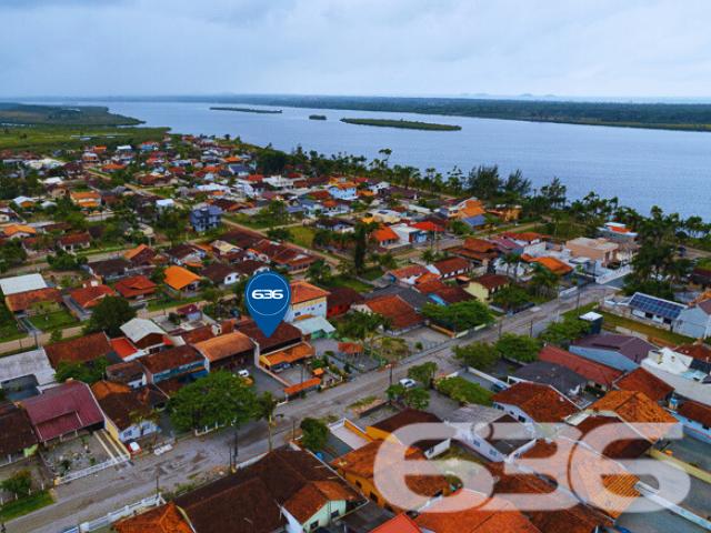 SOBRADO COM 3 DORMITÓRIOS NO BAIRRO PINHEIROS EM BALNEÁRIO BARRA DO SUL

Descubra o encanto de viver em um sobrado construído com madeira de lei, situado no bairro Pinheiros em Balneário Barra do Sul. Com uma área construída de 120m² em um terreno de 300m², este imóvel oferece 3 dormitórios, 2 banheiros, sala de estar e cozinha. O destaque fica por conta da proximidade com a lagoa do Maria Fernanda, tornando este sobrado o refúgio perfeito para quem busca tranquilidade e contato com a natureza.

DETALHES QUE FAZEM A DIFERENÇA:
O sobrado conta com 3 dormitórios aconchegantes, ideais para descansar após um dia de atividades ao ar livre. Os 2 banheiros são práticos e bem distribuídos. A sala de estar é o lugar perfeito para momentos em família, enquanto a cozinha oferece todo o espaço necessário para suas aventuras culinárias.

VIVA A EXPERIÊNCIA DO LITORAL CATARINENSE:
Localizado no bairro Pinheiros, o sobrado está a poucos passos da lagoa do Maria Fernanda. Desfrute de passeios de barco, pesca ou simplesmente relaxe à beira da lagoa. O amplo quintal oferece um espaço adicional para atividades ao ar livre.

ESCOLHA A 636 NEGÓCIOS IMOBILIÁRIOS:
Com mais de 30 anos de experiência no mercado imobiliário, a 636 Negócios Imobiliários é sua escolha certa para uma compra segura e eficiente. Entre em contato conosco para mais informações.
Telefone: (47) 3448-3636
WhatsApp: (47) 99190-0636