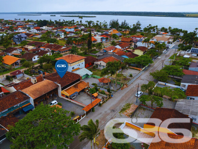 SOBRADO COM 3 DORMITÓRIOS NO BAIRRO PINHEIROS EM BALNEÁRIO BARRA DO SUL

Descubra o encanto de viver em um sobrado construído com madeira de lei, situado no bairro Pinheiros em Balneário Barra do Sul. Com uma área construída de 120m² em um terreno de 300m², este imóvel oferece 3 dormitórios, 2 banheiros, sala de estar e cozinha. O destaque fica por conta da proximidade com a lagoa do Maria Fernanda, tornando este sobrado o refúgio perfeito para quem busca tranquilidade e contato com a natureza.

DETALHES QUE FAZEM A DIFERENÇA:
O sobrado conta com 3 dormitórios aconchegantes, ideais para descansar após um dia de atividades ao ar livre. Os 2 banheiros são práticos e bem distribuídos. A sala de estar é o lugar perfeito para momentos em família, enquanto a cozinha oferece todo o espaço necessário para suas aventuras culinárias.

VIVA A EXPERIÊNCIA DO LITORAL CATARINENSE:
Localizado no bairro Pinheiros, o sobrado está a poucos passos da lagoa do Maria Fernanda. Desfrute de passeios de barco, pesca ou simplesmente relaxe à beira da lagoa. O amplo quintal oferece um espaço adicional para atividades ao ar livre.

ESCOLHA A 636 NEGÓCIOS IMOBILIÁRIOS:
Com mais de 30 anos de experiência no mercado imobiliário, a 636 Negócios Imobiliários é sua escolha certa para uma compra segura e eficiente. Entre em contato conosco para mais informações.
Telefone: (47) 3448-3636
WhatsApp: (47) 99190-0636