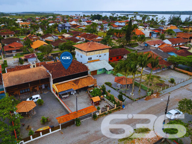 SOBRADO COM 3 DORMITÓRIOS NO BAIRRO PINHEIROS EM BALNEÁRIO BARRA DO SUL

Descubra o encanto de viver em um sobrado construído com madeira de lei, situado no bairro Pinheiros em Balneário Barra do Sul. Com uma área construída de 120m² em um terreno de 300m², este imóvel oferece 3 dormitórios, 2 banheiros, sala de estar e cozinha. O destaque fica por conta da proximidade com a lagoa do Maria Fernanda, tornando este sobrado o refúgio perfeito para quem busca tranquilidade e contato com a natureza.

DETALHES QUE FAZEM A DIFERENÇA:
O sobrado conta com 3 dormitórios aconchegantes, ideais para descansar após um dia de atividades ao ar livre. Os 2 banheiros são práticos e bem distribuídos. A sala de estar é o lugar perfeito para momentos em família, enquanto a cozinha oferece todo o espaço necessário para suas aventuras culinárias.

VIVA A EXPERIÊNCIA DO LITORAL CATARINENSE:
Localizado no bairro Pinheiros, o sobrado está a poucos passos da lagoa do Maria Fernanda. Desfrute de passeios de barco, pesca ou simplesmente relaxe à beira da lagoa. O amplo quintal oferece um espaço adicional para atividades ao ar livre.

ESCOLHA A 636 NEGÓCIOS IMOBILIÁRIOS:
Com mais de 30 anos de experiência no mercado imobiliário, a 636 Negócios Imobiliários é sua escolha certa para uma compra segura e eficiente. Entre em contato conosco para mais informações.
Telefone: (47) 3448-3636
WhatsApp: (47) 99190-0636