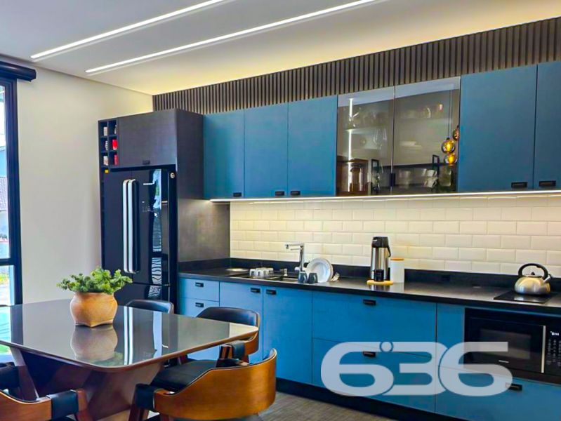 Oportunidade Exclusiva em Balneário Barra do Sul/SC — Conforto, Estilo e Sofisticação em um só lugar!
Apresentamos uma residência térrea de altíssimo padrão, pensada para quem valoriza design contemporâneo, funcionalidade e momentos memoráveis em família. Localizada no bairro Costeira, esta casa une privacidade, conforto e uma área de lazer incomparável.
Com 221,48m² de área, em um terreno plano de 405,00m², esta propriedade encanta desde o primeiro olhar. Sua planta inteligente valoriza a integração dos ambientes e proporciona luminosidade natural por toda a casa, com esquadrias amplas em vidro e pé-direito alto.
Destaques do imóvel:
1 suíte master com closet + 1 dormitório;
Sala de estar e jantar integradas à cozinha gourmet;
Banheiro social, lavabo e banheiro completo na área íntima;
Ampla área de festas com bancada gourmet, churrasqueira, adega suspensa e visual direto para o deck;
Piscina aquecida com hidromassagem, ideal para o lazer de toda a família;
Ambientes climatizados com condicionadores de ar já instalados;
Ficam todos os móveis sob medida da cozinha, banheiros, quartos e área gourmet;
4 vagas de garagem (2 cobertas e 2 descobertas);
O imóvel encontra-se próximo a vias de acesso, transporte público, escolas, mercados e demais serviços essenciais, o que agrega ainda mais valor à localização.
Este é o lar ideal para quem busca segurança, conforto e um ambiente contemporâneo e acolhedor.
Agende sua visita com um de nossos especialistas e surpreenda-se com cada detalhe!
636 Negócios Imobiliários — Há mais de 30 anos construindo histórias com responsabilidade, confiança e excelência.
636 NEGÓCIOS IMOBILIÁRIOS: A SUA MELHOR ESCOLHA
Com mais de 30 anos de experiência, a 636 Negócios Imobiliários é sua parceira ideal para encontrar o imóvel perfeito. Estamos prontos para ajudá-lo a fazer deste imóvel o seu novo lar.
Telefone: (47) 3451-0636
WhatsApp: (47) 99190-0636
Não perca esta oportunidade única. Visite nosso site para mais informações: i636.com.br