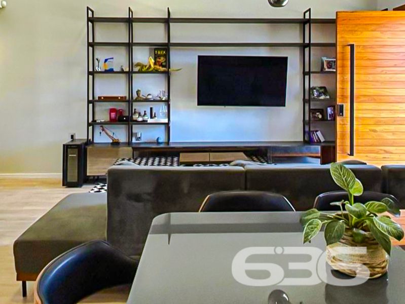 Oportunidade Exclusiva em Balneário Barra do Sul/SC — Conforto, Estilo e Sofisticação em um só lugar!
Apresentamos uma residência térrea de altíssimo padrão, pensada para quem valoriza design contemporâneo, funcionalidade e momentos memoráveis em família. Localizada no bairro Costeira, esta casa une privacidade, conforto e uma área de lazer incomparável.
Com 221,48m² de área, em um terreno plano de 405,00m², esta propriedade encanta desde o primeiro olhar. Sua planta inteligente valoriza a integração dos ambientes e proporciona luminosidade natural por toda a casa, com esquadrias amplas em vidro e pé-direito alto.
Destaques do imóvel:
1 suíte master com closet + 1 dormitório;
Sala de estar e jantar integradas à cozinha gourmet;
Banheiro social, lavabo e banheiro completo na área íntima;
Ampla área de festas com bancada gourmet, churrasqueira, adega suspensa e visual direto para o deck;
Piscina aquecida com hidromassagem, ideal para o lazer de toda a família;
Ambientes climatizados com condicionadores de ar já instalados;
Ficam todos os móveis sob medida da cozinha, banheiros, quartos e área gourmet;
4 vagas de garagem (2 cobertas e 2 descobertas);
O imóvel encontra-se próximo a vias de acesso, transporte público, escolas, mercados e demais serviços essenciais, o que agrega ainda mais valor à localização.
Este é o lar ideal para quem busca segurança, conforto e um ambiente contemporâneo e acolhedor.
Agende sua visita com um de nossos especialistas e surpreenda-se com cada detalhe!
636 Negócios Imobiliários — Há mais de 30 anos construindo histórias com responsabilidade, confiança e excelência.
636 NEGÓCIOS IMOBILIÁRIOS: A SUA MELHOR ESCOLHA
Com mais de 30 anos de experiência, a 636 Negócios Imobiliários é sua parceira ideal para encontrar o imóvel perfeito. Estamos prontos para ajudá-lo a fazer deste imóvel o seu novo lar.
Telefone: (47) 3451-0636
WhatsApp: (47) 99190-0636
Não perca esta oportunidade única. Visite nosso site para mais informações: i636.com.br