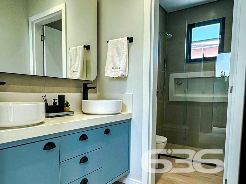 Oportunidade Exclusiva em Balneário Barra do Sul/SC — Conforto, Estilo e Sofisticação em um só lugar!
Apresentamos uma residência térrea de altíssimo padrão, pensada para quem valoriza design contemporâneo, funcionalidade e momentos memoráveis em família. Localizada no bairro Costeira, esta casa une privacidade, conforto e uma área de lazer incomparável.
Com 221,48m² de área, em um terreno plano de 405,00m², esta propriedade encanta desde o primeiro olhar. Sua planta inteligente valoriza a integração dos ambientes e proporciona luminosidade natural por toda a casa, com esquadrias amplas em vidro e pé-direito alto.
Destaques do imóvel:
1 suíte master com closet + 1 dormitório;
Sala de estar e jantar integradas à cozinha gourmet;
Banheiro social, lavabo e banheiro completo na área íntima;
Ampla área de festas com bancada gourmet, churrasqueira, adega suspensa e visual direto para o deck;
Piscina aquecida com hidromassagem, ideal para o lazer de toda a família;
Ambientes climatizados com condicionadores de ar já instalados;
Ficam todos os móveis sob medida da cozinha, banheiros, quartos e área gourmet;
4 vagas de garagem (2 cobertas e 2 descobertas);
O imóvel encontra-se próximo a vias de acesso, transporte público, escolas, mercados e demais serviços essenciais, o que agrega ainda mais valor à localização.
Este é o lar ideal para quem busca segurança, conforto e um ambiente contemporâneo e acolhedor.
Agende sua visita com um de nossos especialistas e surpreenda-se com cada detalhe!
636 Negócios Imobiliários — Há mais de 30 anos construindo histórias com responsabilidade, confiança e excelência.
636 NEGÓCIOS IMOBILIÁRIOS: A SUA MELHOR ESCOLHA
Com mais de 30 anos de experiência, a 636 Negócios Imobiliários é sua parceira ideal para encontrar o imóvel perfeito. Estamos prontos para ajudá-lo a fazer deste imóvel o seu novo lar.
Telefone: (47) 3451-0636
WhatsApp: (47) 99190-0636
Não perca esta oportunidade única. Visite nosso site para mais informações: i636.com.br