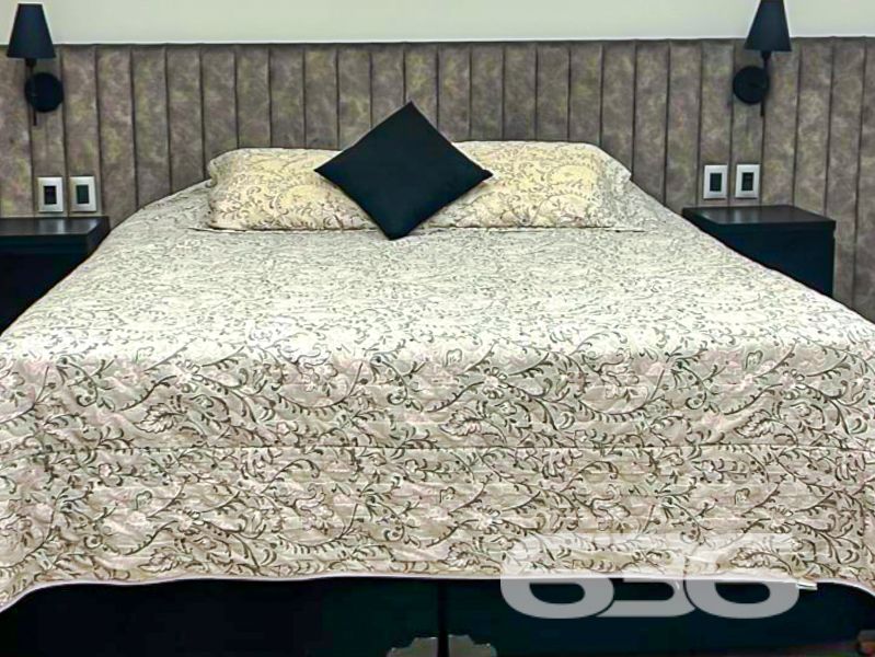 Oportunidade Exclusiva em Balneário Barra do Sul/SC — Conforto, Estilo e Sofisticação em um só lugar!
Apresentamos uma residência térrea de altíssimo padrão, pensada para quem valoriza design contemporâneo, funcionalidade e momentos memoráveis em família. Localizada no bairro Costeira, esta casa une privacidade, conforto e uma área de lazer incomparável.
Com 221,48m² de área, em um terreno plano de 405,00m², esta propriedade encanta desde o primeiro olhar. Sua planta inteligente valoriza a integração dos ambientes e proporciona luminosidade natural por toda a casa, com esquadrias amplas em vidro e pé-direito alto.
Destaques do imóvel:
1 suíte master com closet + 1 dormitório;
Sala de estar e jantar integradas à cozinha gourmet;
Banheiro social, lavabo e banheiro completo na área íntima;
Ampla área de festas com bancada gourmet, churrasqueira, adega suspensa e visual direto para o deck;
Piscina aquecida com hidromassagem, ideal para o lazer de toda a família;
Ambientes climatizados com condicionadores de ar já instalados;
Ficam todos os móveis sob medida da cozinha, banheiros, quartos e área gourmet;
4 vagas de garagem (2 cobertas e 2 descobertas);
O imóvel encontra-se próximo a vias de acesso, transporte público, escolas, mercados e demais serviços essenciais, o que agrega ainda mais valor à localização.
Este é o lar ideal para quem busca segurança, conforto e um ambiente contemporâneo e acolhedor.
Agende sua visita com um de nossos especialistas e surpreenda-se com cada detalhe!
636 Negócios Imobiliários — Há mais de 30 anos construindo histórias com responsabilidade, confiança e excelência.
636 NEGÓCIOS IMOBILIÁRIOS: A SUA MELHOR ESCOLHA
Com mais de 30 anos de experiência, a 636 Negócios Imobiliários é sua parceira ideal para encontrar o imóvel perfeito. Estamos prontos para ajudá-lo a fazer deste imóvel o seu novo lar.
Telefone: (47) 3451-0636
WhatsApp: (47) 99190-0636
Não perca esta oportunidade única. Visite nosso site para mais informações: i636.com.br