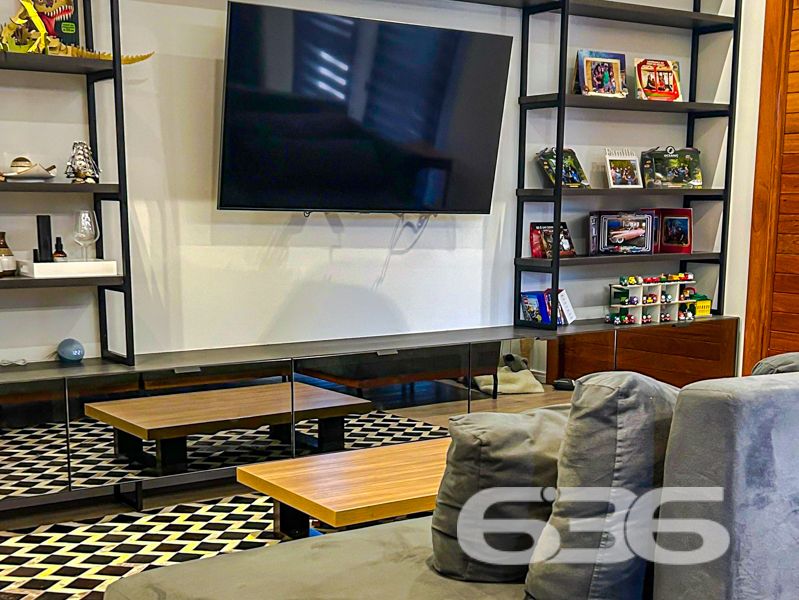 Oportunidade Exclusiva em Balneário Barra do Sul/SC — Conforto, Estilo e Sofisticação em um só lugar!
Apresentamos uma residência térrea de altíssimo padrão, pensada para quem valoriza design contemporâneo, funcionalidade e momentos memoráveis em família. Localizada no bairro Costeira, esta casa une privacidade, conforto e uma área de lazer incomparável.
Com 221,48m² de área, em um terreno plano de 405,00m², esta propriedade encanta desde o primeiro olhar. Sua planta inteligente valoriza a integração dos ambientes e proporciona luminosidade natural por toda a casa, com esquadrias amplas em vidro e pé-direito alto.
Destaques do imóvel:
1 suíte master com closet + 1 dormitório;
Sala de estar e jantar integradas à cozinha gourmet;
Banheiro social, lavabo e banheiro completo na área íntima;
Ampla área de festas com bancada gourmet, churrasqueira, adega suspensa e visual direto para o deck;
Piscina aquecida com hidromassagem, ideal para o lazer de toda a família;
Ambientes climatizados com condicionadores de ar já instalados;
Ficam todos os móveis sob medida da cozinha, banheiros, quartos e área gourmet;
4 vagas de garagem (2 cobertas e 2 descobertas);
O imóvel encontra-se próximo a vias de acesso, transporte público, escolas, mercados e demais serviços essenciais, o que agrega ainda mais valor à localização.
Este é o lar ideal para quem busca segurança, conforto e um ambiente contemporâneo e acolhedor.
Agende sua visita com um de nossos especialistas e surpreenda-se com cada detalhe!
636 Negócios Imobiliários — Há mais de 30 anos construindo histórias com responsabilidade, confiança e excelência.
636 NEGÓCIOS IMOBILIÁRIOS: A SUA MELHOR ESCOLHA
Com mais de 30 anos de experiência, a 636 Negócios Imobiliários é sua parceira ideal para encontrar o imóvel perfeito. Estamos prontos para ajudá-lo a fazer deste imóvel o seu novo lar.
Telefone: (47) 3451-0636
WhatsApp: (47) 99190-0636
Não perca esta oportunidade única. Visite nosso site para mais informações: i636.com.br