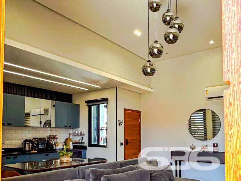 Oportunidade Exclusiva em Balneário Barra do Sul/SC — Conforto, Estilo e Sofisticação em um só lugar!
Apresentamos uma residência térrea de altíssimo padrão, pensada para quem valoriza design contemporâneo, funcionalidade e momentos memoráveis em família. Localizada no bairro Costeira, esta casa une privacidade, conforto e uma área de lazer incomparável.
Com 221,48m² de área, em um terreno plano de 405,00m², esta propriedade encanta desde o primeiro olhar. Sua planta inteligente valoriza a integração dos ambientes e proporciona luminosidade natural por toda a casa, com esquadrias amplas em vidro e pé-direito alto.
Destaques do imóvel:
1 suíte master com closet + 1 dormitório;
Sala de estar e jantar integradas à cozinha gourmet;
Banheiro social, lavabo e banheiro completo na área íntima;
Ampla área de festas com bancada gourmet, churrasqueira, adega suspensa e visual direto para o deck;
Piscina aquecida com hidromassagem, ideal para o lazer de toda a família;
Ambientes climatizados com condicionadores de ar já instalados;
Ficam todos os móveis sob medida da cozinha, banheiros, quartos e área gourmet;
4 vagas de garagem (2 cobertas e 2 descobertas);
O imóvel encontra-se próximo a vias de acesso, transporte público, escolas, mercados e demais serviços essenciais, o que agrega ainda mais valor à localização.
Este é o lar ideal para quem busca segurança, conforto e um ambiente contemporâneo e acolhedor.
Agende sua visita com um de nossos especialistas e surpreenda-se com cada detalhe!
636 Negócios Imobiliários — Há mais de 30 anos construindo histórias com responsabilidade, confiança e excelência.
636 NEGÓCIOS IMOBILIÁRIOS: A SUA MELHOR ESCOLHA
Com mais de 30 anos de experiência, a 636 Negócios Imobiliários é sua parceira ideal para encontrar o imóvel perfeito. Estamos prontos para ajudá-lo a fazer deste imóvel o seu novo lar.
Telefone: (47) 3451-0636
WhatsApp: (47) 99190-0636
Não perca esta oportunidade única. Visite nosso site para mais informações: i636.com.br