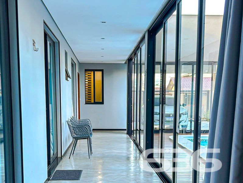 Oportunidade Exclusiva em Balneário Barra do Sul/SC — Conforto, Estilo e Sofisticação em um só lugar!
Apresentamos uma residência térrea de altíssimo padrão, pensada para quem valoriza design contemporâneo, funcionalidade e momentos memoráveis em família. Localizada no bairro Costeira, esta casa une privacidade, conforto e uma área de lazer incomparável.
Com 221,48m² de área, em um terreno plano de 405,00m², esta propriedade encanta desde o primeiro olhar. Sua planta inteligente valoriza a integração dos ambientes e proporciona luminosidade natural por toda a casa, com esquadrias amplas em vidro e pé-direito alto.
Destaques do imóvel:
1 suíte master com closet + 1 dormitório;
Sala de estar e jantar integradas à cozinha gourmet;
Banheiro social, lavabo e banheiro completo na área íntima;
Ampla área de festas com bancada gourmet, churrasqueira, adega suspensa e visual direto para o deck;
Piscina aquecida com hidromassagem, ideal para o lazer de toda a família;
Ambientes climatizados com condicionadores de ar já instalados;
Ficam todos os móveis sob medida da cozinha, banheiros, quartos e área gourmet;
4 vagas de garagem (2 cobertas e 2 descobertas);
O imóvel encontra-se próximo a vias de acesso, transporte público, escolas, mercados e demais serviços essenciais, o que agrega ainda mais valor à localização.
Este é o lar ideal para quem busca segurança, conforto e um ambiente contemporâneo e acolhedor.
Agende sua visita com um de nossos especialistas e surpreenda-se com cada detalhe!
636 Negócios Imobiliários — Há mais de 30 anos construindo histórias com responsabilidade, confiança e excelência.
636 NEGÓCIOS IMOBILIÁRIOS: A SUA MELHOR ESCOLHA
Com mais de 30 anos de experiência, a 636 Negócios Imobiliários é sua parceira ideal para encontrar o imóvel perfeito. Estamos prontos para ajudá-lo a fazer deste imóvel o seu novo lar.
Telefone: (47) 3451-0636
WhatsApp: (47) 99190-0636
Não perca esta oportunidade única. Visite nosso site para mais informações: i636.com.br