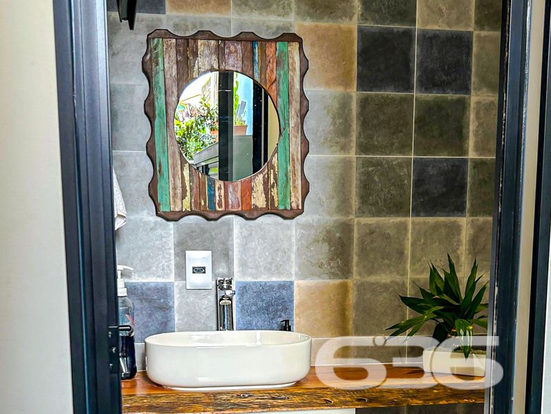Oportunidade Exclusiva em Balneário Barra do Sul/SC — Conforto, Estilo e Sofisticação em um só lugar!
Apresentamos uma residência térrea de altíssimo padrão, pensada para quem valoriza design contemporâneo, funcionalidade e momentos memoráveis em família. Localizada no bairro Costeira, esta casa une privacidade, conforto e uma área de lazer incomparável.
Com 221,48m² de área, em um terreno plano de 405,00m², esta propriedade encanta desde o primeiro olhar. Sua planta inteligente valoriza a integração dos ambientes e proporciona luminosidade natural por toda a casa, com esquadrias amplas em vidro e pé-direito alto.
Destaques do imóvel:
1 suíte master com closet + 1 dormitório;
Sala de estar e jantar integradas à cozinha gourmet;
Banheiro social, lavabo e banheiro completo na área íntima;
Ampla área de festas com bancada gourmet, churrasqueira, adega suspensa e visual direto para o deck;
Piscina aquecida com hidromassagem, ideal para o lazer de toda a família;
Ambientes climatizados com condicionadores de ar já instalados;
Ficam todos os móveis sob medida da cozinha, banheiros, quartos e área gourmet;
4 vagas de garagem (2 cobertas e 2 descobertas);
O imóvel encontra-se próximo a vias de acesso, transporte público, escolas, mercados e demais serviços essenciais, o que agrega ainda mais valor à localização.
Este é o lar ideal para quem busca segurança, conforto e um ambiente contemporâneo e acolhedor.
Agende sua visita com um de nossos especialistas e surpreenda-se com cada detalhe!
636 Negócios Imobiliários — Há mais de 30 anos construindo histórias com responsabilidade, confiança e excelência.
636 NEGÓCIOS IMOBILIÁRIOS: A SUA MELHOR ESCOLHA
Com mais de 30 anos de experiência, a 636 Negócios Imobiliários é sua parceira ideal para encontrar o imóvel perfeito. Estamos prontos para ajudá-lo a fazer deste imóvel o seu novo lar.
Telefone: (47) 3451-0636
WhatsApp: (47) 99190-0636
Não perca esta oportunidade única. Visite nosso site para mais informações: i636.com.br