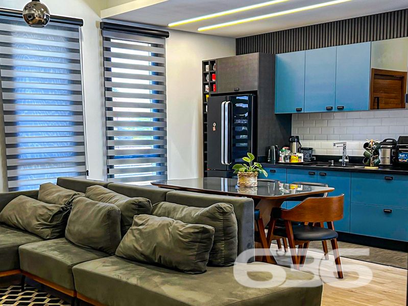 Oportunidade Exclusiva em Balneário Barra do Sul/SC — Conforto, Estilo e Sofisticação em um só lugar!
Apresentamos uma residência térrea de altíssimo padrão, pensada para quem valoriza design contemporâneo, funcionalidade e momentos memoráveis em família. Localizada no bairro Costeira, esta casa une privacidade, conforto e uma área de lazer incomparável.
Com 221,48m² de área, em um terreno plano de 405,00m², esta propriedade encanta desde o primeiro olhar. Sua planta inteligente valoriza a integração dos ambientes e proporciona luminosidade natural por toda a casa, com esquadrias amplas em vidro e pé-direito alto.
Destaques do imóvel:
1 suíte master com closet + 1 dormitório;
Sala de estar e jantar integradas à cozinha gourmet;
Banheiro social, lavabo e banheiro completo na área íntima;
Ampla área de festas com bancada gourmet, churrasqueira, adega suspensa e visual direto para o deck;
Piscina aquecida com hidromassagem, ideal para o lazer de toda a família;
Ambientes climatizados com condicionadores de ar já instalados;
Ficam todos os móveis sob medida da cozinha, banheiros, quartos e área gourmet;
4 vagas de garagem (2 cobertas e 2 descobertas);
O imóvel encontra-se próximo a vias de acesso, transporte público, escolas, mercados e demais serviços essenciais, o que agrega ainda mais valor à localização.
Este é o lar ideal para quem busca segurança, conforto e um ambiente contemporâneo e acolhedor.
Agende sua visita com um de nossos especialistas e surpreenda-se com cada detalhe!
636 Negócios Imobiliários — Há mais de 30 anos construindo histórias com responsabilidade, confiança e excelência.
636 NEGÓCIOS IMOBILIÁRIOS: A SUA MELHOR ESCOLHA
Com mais de 30 anos de experiência, a 636 Negócios Imobiliários é sua parceira ideal para encontrar o imóvel perfeito. Estamos prontos para ajudá-lo a fazer deste imóvel o seu novo lar.
Telefone: (47) 3451-0636
WhatsApp: (47) 99190-0636
Não perca esta oportunidade única. Visite nosso site para mais informações: i636.com.br