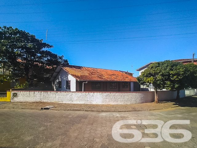 Descubra a casa dos seus sonhos em Balneário Barra do Sul, uma residência padrão térrea que une conforto e conveniência. Localizada no coração da cidade, esta propriedade oferece uma vida prática e cercada de facilidades, perfeita para quem valoriza a tranquilidade sem abrir mão da acessibilidade.

Características do Imóvel:

Tipologia: Residencial padrão, térreo.
Composição: 4 dormitórios espaçosos, 2 banheiros completos, sala de estar e jantar integradas, cozinha ampla e prática, além de garagem coberta e descoberta para até 3 veículos.
Localização: Situada em Balneário Barra do Sul, SC, no Centro, com ruas pavimentadas e fácil acesso a serviços essenciais como escolas, hospitais, transporte público e internet.
A sala de estar e jantar são perfeitas para reunir família e amigos, enquanto a cozinha é equipada para atender todas as necessidades diárias, com espaço suficiente para momentos de culinária e convivência.

Cada quarto oferece privacidade e conforto, com destaque para a versatilidade, ideal para adaptar-se às necessidades de qualquer família. O amplo terreno ainda proporciona um grande potencial para expansão ou customização, tornando este imóvel uma tela em branco pronta para ser transformada em seu lar dos sonhos.

Externamente, a residência é totalmente murada, oferecendo segurança e privacidade. A localização em esquina maximiza o acesso e as possibilidades de uso do espaço externo, perfeito para atividades ao ar livre ou futuras ampliações.

Este imóvel não apenas representa uma moradia, mas um investimento em qualidade de vida, cercado pela tranquilidade de Balneário Barra do Sul e a garantia de um patrimônio seguro e valorizado. Ideal para quem busca uma residência pronta para morar ou uma excelente oportunidade de investimento imobiliário.

Contate a 636 Negócios Imobiliários hoje mesmo e descubra como este belo imóvel pode ser o cenário perfeito para seus próximos capítulos de vida e de realizações. Explore o potencial pleno deste espaço e faça dele seu novo lar ou seu próximo grande investimento.
 
636 NEGÓCIOS IMOBILIÁRIOS: A SUA MELHOR ESCOLHA
Com mais de 30 anos de experiência, a 636 Negócios Imobiliários é sua parceira ideal para encontrar o imóvel perfeito. Estamos prontos para ajudá-lo a fazer deste imóvel o seu novo lar.
 
Telefone: (47) 3451-0636
WhatsApp: (47) 99190-0636
 
Não perca esta oportunidade única. Visite nosso site para mais informações: i636.com.br