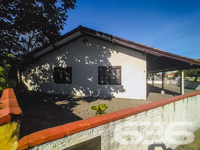 Descubra a casa dos seus sonhos em Balneário Barra do Sul, uma residência padrão térrea que une conforto e conveniência. Localizada no coração da cidade, esta propriedade oferece uma vida prática e cercada de facilidades, perfeita para quem valoriza a tranquilidade sem abrir mão da acessibilidade.

Características do Imóvel:

Tipologia: Residencial padrão, térreo.
Composição: 4 dormitórios espaçosos, 2 banheiros completos, sala de estar e jantar integradas, cozinha ampla e prática, além de garagem coberta e descoberta para até 3 veículos.
Localização: Situada em Balneário Barra do Sul, SC, no Centro, com ruas pavimentadas e fácil acesso a serviços essenciais como escolas, hospitais, transporte público e internet.
A sala de estar e jantar são perfeitas para reunir família e amigos, enquanto a cozinha é equipada para atender todas as necessidades diárias, com espaço suficiente para momentos de culinária e convivência.

Cada quarto oferece privacidade e conforto, com destaque para a versatilidade, ideal para adaptar-se às necessidades de qualquer família. O amplo terreno ainda proporciona um grande potencial para expansão ou customização, tornando este imóvel uma tela em branco pronta para ser transformada em seu lar dos sonhos.

Externamente, a residência é totalmente murada, oferecendo segurança e privacidade. A localização em esquina maximiza o acesso e as possibilidades de uso do espaço externo, perfeito para atividades ao ar livre ou futuras ampliações.

Este imóvel não apenas representa uma moradia, mas um investimento em qualidade de vida, cercado pela tranquilidade de Balneário Barra do Sul e a garantia de um patrimônio seguro e valorizado. Ideal para quem busca uma residência pronta para morar ou uma excelente oportunidade de investimento imobiliário.

Contate a 636 Negócios Imobiliários hoje mesmo e descubra como este belo imóvel pode ser o cenário perfeito para seus próximos capítulos de vida e de realizações. Explore o potencial pleno deste espaço e faça dele seu novo lar ou seu próximo grande investimento.
 
636 NEGÓCIOS IMOBILIÁRIOS: A SUA MELHOR ESCOLHA
Com mais de 30 anos de experiência, a 636 Negócios Imobiliários é sua parceira ideal para encontrar o imóvel perfeito. Estamos prontos para ajudá-lo a fazer deste imóvel o seu novo lar.
 
Telefone: (47) 3451-0636
WhatsApp: (47) 99190-0636
 
Não perca esta oportunidade única. Visite nosso site para mais informações: i636.com.br