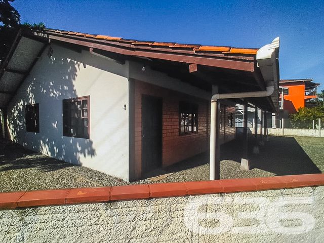 Descubra a casa dos seus sonhos em Balneário Barra do Sul, uma residência padrão térrea que une conforto e conveniência. Localizada no coração da cidade, esta propriedade oferece uma vida prática e cercada de facilidades, perfeita para quem valoriza a tranquilidade sem abrir mão da acessibilidade.

Características do Imóvel:

Tipologia: Residencial padrão, térreo.
Composição: 4 dormitórios espaçosos, 2 banheiros completos, sala de estar e jantar integradas, cozinha ampla e prática, além de garagem coberta e descoberta para até 3 veículos.
Localização: Situada em Balneário Barra do Sul, SC, no Centro, com ruas pavimentadas e fácil acesso a serviços essenciais como escolas, hospitais, transporte público e internet.
A sala de estar e jantar são perfeitas para reunir família e amigos, enquanto a cozinha é equipada para atender todas as necessidades diárias, com espaço suficiente para momentos de culinária e convivência.

Cada quarto oferece privacidade e conforto, com destaque para a versatilidade, ideal para adaptar-se às necessidades de qualquer família. O amplo terreno ainda proporciona um grande potencial para expansão ou customização, tornando este imóvel uma tela em branco pronta para ser transformada em seu lar dos sonhos.

Externamente, a residência é totalmente murada, oferecendo segurança e privacidade. A localização em esquina maximiza o acesso e as possibilidades de uso do espaço externo, perfeito para atividades ao ar livre ou futuras ampliações.

Este imóvel não apenas representa uma moradia, mas um investimento em qualidade de vida, cercado pela tranquilidade de Balneário Barra do Sul e a garantia de um patrimônio seguro e valorizado. Ideal para quem busca uma residência pronta para morar ou uma excelente oportunidade de investimento imobiliário.

Contate a 636 Negócios Imobiliários hoje mesmo e descubra como este belo imóvel pode ser o cenário perfeito para seus próximos capítulos de vida e de realizações. Explore o potencial pleno deste espaço e faça dele seu novo lar ou seu próximo grande investimento.
 
636 NEGÓCIOS IMOBILIÁRIOS: A SUA MELHOR ESCOLHA
Com mais de 30 anos de experiência, a 636 Negócios Imobiliários é sua parceira ideal para encontrar o imóvel perfeito. Estamos prontos para ajudá-lo a fazer deste imóvel o seu novo lar.
 
Telefone: (47) 3451-0636
WhatsApp: (47) 99190-0636
 
Não perca esta oportunidade única. Visite nosso site para mais informações: i636.com.br