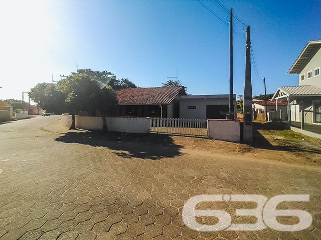 Descubra a casa dos seus sonhos em Balneário Barra do Sul, uma residência padrão térrea que une conforto e conveniência. Localizada no coração da cidade, esta propriedade oferece uma vida prática e cercada de facilidades, perfeita para quem valoriza a tranquilidade sem abrir mão da acessibilidade.

Características do Imóvel:

Tipologia: Residencial padrão, térreo.
Composição: 4 dormitórios espaçosos, 2 banheiros completos, sala de estar e jantar integradas, cozinha ampla e prática, além de garagem coberta e descoberta para até 3 veículos.
Localização: Situada em Balneário Barra do Sul, SC, no Centro, com ruas pavimentadas e fácil acesso a serviços essenciais como escolas, hospitais, transporte público e internet.
A sala de estar e jantar são perfeitas para reunir família e amigos, enquanto a cozinha é equipada para atender todas as necessidades diárias, com espaço suficiente para momentos de culinária e convivência.

Cada quarto oferece privacidade e conforto, com destaque para a versatilidade, ideal para adaptar-se às necessidades de qualquer família. O amplo terreno ainda proporciona um grande potencial para expansão ou customização, tornando este imóvel uma tela em branco pronta para ser transformada em seu lar dos sonhos.

Externamente, a residência é totalmente murada, oferecendo segurança e privacidade. A localização em esquina maximiza o acesso e as possibilidades de uso do espaço externo, perfeito para atividades ao ar livre ou futuras ampliações.

Este imóvel não apenas representa uma moradia, mas um investimento em qualidade de vida, cercado pela tranquilidade de Balneário Barra do Sul e a garantia de um patrimônio seguro e valorizado. Ideal para quem busca uma residência pronta para morar ou uma excelente oportunidade de investimento imobiliário.

Contate a 636 Negócios Imobiliários hoje mesmo e descubra como este belo imóvel pode ser o cenário perfeito para seus próximos capítulos de vida e de realizações. Explore o potencial pleno deste espaço e faça dele seu novo lar ou seu próximo grande investimento.
 
636 NEGÓCIOS IMOBILIÁRIOS: A SUA MELHOR ESCOLHA
Com mais de 30 anos de experiência, a 636 Negócios Imobiliários é sua parceira ideal para encontrar o imóvel perfeito. Estamos prontos para ajudá-lo a fazer deste imóvel o seu novo lar.
 
Telefone: (47) 3451-0636
WhatsApp: (47) 99190-0636
 
Não perca esta oportunidade única. Visite nosso site para mais informações: i636.com.br