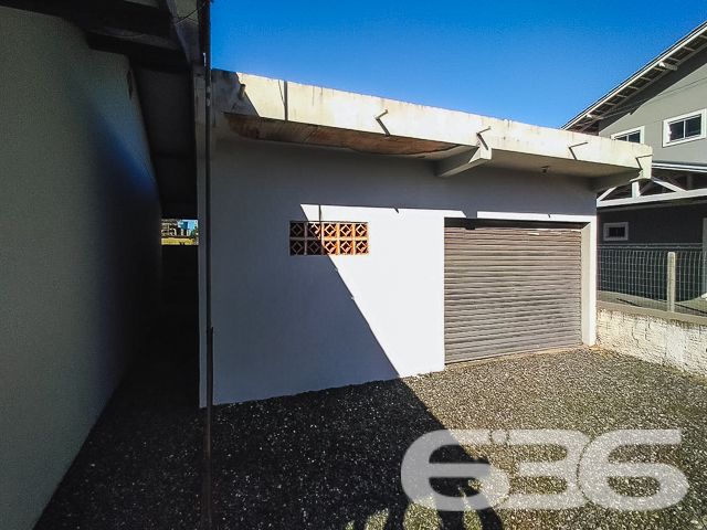 Descubra a casa dos seus sonhos em Balneário Barra do Sul, uma residência padrão térrea que une conforto e conveniência. Localizada no coração da cidade, esta propriedade oferece uma vida prática e cercada de facilidades, perfeita para quem valoriza a tranquilidade sem abrir mão da acessibilidade.

Características do Imóvel:

Tipologia: Residencial padrão, térreo.
Composição: 4 dormitórios espaçosos, 2 banheiros completos, sala de estar e jantar integradas, cozinha ampla e prática, além de garagem coberta e descoberta para até 3 veículos.
Localização: Situada em Balneário Barra do Sul, SC, no Centro, com ruas pavimentadas e fácil acesso a serviços essenciais como escolas, hospitais, transporte público e internet.
A sala de estar e jantar são perfeitas para reunir família e amigos, enquanto a cozinha é equipada para atender todas as necessidades diárias, com espaço suficiente para momentos de culinária e convivência.

Cada quarto oferece privacidade e conforto, com destaque para a versatilidade, ideal para adaptar-se às necessidades de qualquer família. O amplo terreno ainda proporciona um grande potencial para expansão ou customização, tornando este imóvel uma tela em branco pronta para ser transformada em seu lar dos sonhos.

Externamente, a residência é totalmente murada, oferecendo segurança e privacidade. A localização em esquina maximiza o acesso e as possibilidades de uso do espaço externo, perfeito para atividades ao ar livre ou futuras ampliações.

Este imóvel não apenas representa uma moradia, mas um investimento em qualidade de vida, cercado pela tranquilidade de Balneário Barra do Sul e a garantia de um patrimônio seguro e valorizado. Ideal para quem busca uma residência pronta para morar ou uma excelente oportunidade de investimento imobiliário.

Contate a 636 Negócios Imobiliários hoje mesmo e descubra como este belo imóvel pode ser o cenário perfeito para seus próximos capítulos de vida e de realizações. Explore o potencial pleno deste espaço e faça dele seu novo lar ou seu próximo grande investimento.
 
636 NEGÓCIOS IMOBILIÁRIOS: A SUA MELHOR ESCOLHA
Com mais de 30 anos de experiência, a 636 Negócios Imobiliários é sua parceira ideal para encontrar o imóvel perfeito. Estamos prontos para ajudá-lo a fazer deste imóvel o seu novo lar.
 
Telefone: (47) 3451-0636
WhatsApp: (47) 99190-0636
 
Não perca esta oportunidade única. Visite nosso site para mais informações: i636.com.br