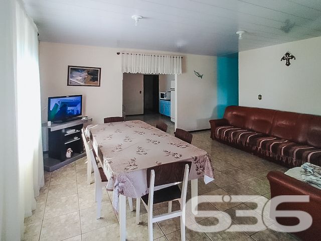 Descubra a casa dos seus sonhos em Balneário Barra do Sul, uma residência padrão térrea que une conforto e conveniência. Localizada no coração da cidade, esta propriedade oferece uma vida prática e cercada de facilidades, perfeita para quem valoriza a tranquilidade sem abrir mão da acessibilidade.

Características do Imóvel:

Tipologia: Residencial padrão, térreo.
Composição: 4 dormitórios espaçosos, 2 banheiros completos, sala de estar e jantar integradas, cozinha ampla e prática, além de garagem coberta e descoberta para até 3 veículos.
Localização: Situada em Balneário Barra do Sul, SC, no Centro, com ruas pavimentadas e fácil acesso a serviços essenciais como escolas, hospitais, transporte público e internet.
A sala de estar e jantar são perfeitas para reunir família e amigos, enquanto a cozinha é equipada para atender todas as necessidades diárias, com espaço suficiente para momentos de culinária e convivência.

Cada quarto oferece privacidade e conforto, com destaque para a versatilidade, ideal para adaptar-se às necessidades de qualquer família. O amplo terreno ainda proporciona um grande potencial para expansão ou customização, tornando este imóvel uma tela em branco pronta para ser transformada em seu lar dos sonhos.

Externamente, a residência é totalmente murada, oferecendo segurança e privacidade. A localização em esquina maximiza o acesso e as possibilidades de uso do espaço externo, perfeito para atividades ao ar livre ou futuras ampliações.

Este imóvel não apenas representa uma moradia, mas um investimento em qualidade de vida, cercado pela tranquilidade de Balneário Barra do Sul e a garantia de um patrimônio seguro e valorizado. Ideal para quem busca uma residência pronta para morar ou uma excelente oportunidade de investimento imobiliário.

Contate a 636 Negócios Imobiliários hoje mesmo e descubra como este belo imóvel pode ser o cenário perfeito para seus próximos capítulos de vida e de realizações. Explore o potencial pleno deste espaço e faça dele seu novo lar ou seu próximo grande investimento.
 
636 NEGÓCIOS IMOBILIÁRIOS: A SUA MELHOR ESCOLHA
Com mais de 30 anos de experiência, a 636 Negócios Imobiliários é sua parceira ideal para encontrar o imóvel perfeito. Estamos prontos para ajudá-lo a fazer deste imóvel o seu novo lar.
 
Telefone: (47) 3451-0636
WhatsApp: (47) 99190-0636
 
Não perca esta oportunidade única. Visite nosso site para mais informações: i636.com.br