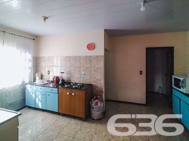 Descubra a casa dos seus sonhos em Balneário Barra do Sul, uma residência padrão térrea que une conforto e conveniência. Localizada no coração da cidade, esta propriedade oferece uma vida prática e cercada de facilidades, perfeita para quem valoriza a tranquilidade sem abrir mão da acessibilidade.

Características do Imóvel:

Tipologia: Residencial padrão, térreo.
Composição: 4 dormitórios espaçosos, 2 banheiros completos, sala de estar e jantar integradas, cozinha ampla e prática, além de garagem coberta e descoberta para até 3 veículos.
Localização: Situada em Balneário Barra do Sul, SC, no Centro, com ruas pavimentadas e fácil acesso a serviços essenciais como escolas, hospitais, transporte público e internet.
A sala de estar e jantar são perfeitas para reunir família e amigos, enquanto a cozinha é equipada para atender todas as necessidades diárias, com espaço suficiente para momentos de culinária e convivência.

Cada quarto oferece privacidade e conforto, com destaque para a versatilidade, ideal para adaptar-se às necessidades de qualquer família. O amplo terreno ainda proporciona um grande potencial para expansão ou customização, tornando este imóvel uma tela em branco pronta para ser transformada em seu lar dos sonhos.

Externamente, a residência é totalmente murada, oferecendo segurança e privacidade. A localização em esquina maximiza o acesso e as possibilidades de uso do espaço externo, perfeito para atividades ao ar livre ou futuras ampliações.

Este imóvel não apenas representa uma moradia, mas um investimento em qualidade de vida, cercado pela tranquilidade de Balneário Barra do Sul e a garantia de um patrimônio seguro e valorizado. Ideal para quem busca uma residência pronta para morar ou uma excelente oportunidade de investimento imobiliário.

Contate a 636 Negócios Imobiliários hoje mesmo e descubra como este belo imóvel pode ser o cenário perfeito para seus próximos capítulos de vida e de realizações. Explore o potencial pleno deste espaço e faça dele seu novo lar ou seu próximo grande investimento.
 
636 NEGÓCIOS IMOBILIÁRIOS: A SUA MELHOR ESCOLHA
Com mais de 30 anos de experiência, a 636 Negócios Imobiliários é sua parceira ideal para encontrar o imóvel perfeito. Estamos prontos para ajudá-lo a fazer deste imóvel o seu novo lar.
 
Telefone: (47) 3451-0636
WhatsApp: (47) 99190-0636
 
Não perca esta oportunidade única. Visite nosso site para mais informações: i636.com.br