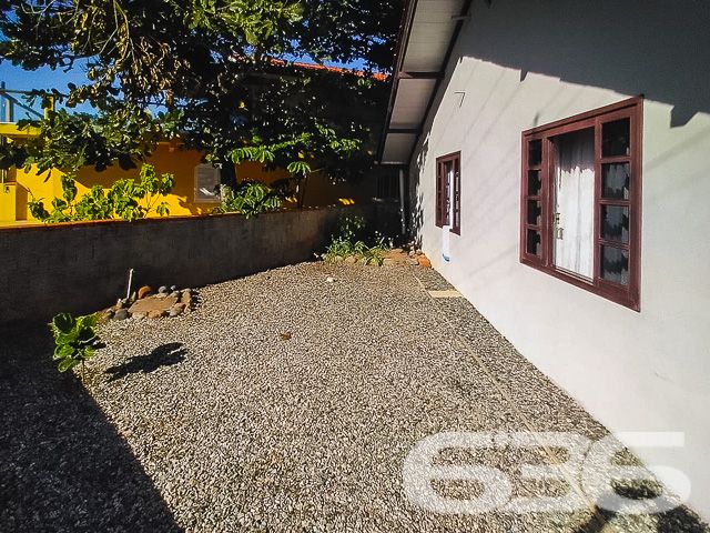 Descubra a casa dos seus sonhos em Balneário Barra do Sul, uma residência padrão térrea que une conforto e conveniência. Localizada no coração da cidade, esta propriedade oferece uma vida prática e cercada de facilidades, perfeita para quem valoriza a tranquilidade sem abrir mão da acessibilidade.

Características do Imóvel:

Tipologia: Residencial padrão, térreo.
Composição: 4 dormitórios espaçosos, 2 banheiros completos, sala de estar e jantar integradas, cozinha ampla e prática, além de garagem coberta e descoberta para até 3 veículos.
Localização: Situada em Balneário Barra do Sul, SC, no Centro, com ruas pavimentadas e fácil acesso a serviços essenciais como escolas, hospitais, transporte público e internet.
A sala de estar e jantar são perfeitas para reunir família e amigos, enquanto a cozinha é equipada para atender todas as necessidades diárias, com espaço suficiente para momentos de culinária e convivência.

Cada quarto oferece privacidade e conforto, com destaque para a versatilidade, ideal para adaptar-se às necessidades de qualquer família. O amplo terreno ainda proporciona um grande potencial para expansão ou customização, tornando este imóvel uma tela em branco pronta para ser transformada em seu lar dos sonhos.

Externamente, a residência é totalmente murada, oferecendo segurança e privacidade. A localização em esquina maximiza o acesso e as possibilidades de uso do espaço externo, perfeito para atividades ao ar livre ou futuras ampliações.

Este imóvel não apenas representa uma moradia, mas um investimento em qualidade de vida, cercado pela tranquilidade de Balneário Barra do Sul e a garantia de um patrimônio seguro e valorizado. Ideal para quem busca uma residência pronta para morar ou uma excelente oportunidade de investimento imobiliário.

Contate a 636 Negócios Imobiliários hoje mesmo e descubra como este belo imóvel pode ser o cenário perfeito para seus próximos capítulos de vida e de realizações. Explore o potencial pleno deste espaço e faça dele seu novo lar ou seu próximo grande investimento.
 
636 NEGÓCIOS IMOBILIÁRIOS: A SUA MELHOR ESCOLHA
Com mais de 30 anos de experiência, a 636 Negócios Imobiliários é sua parceira ideal para encontrar o imóvel perfeito. Estamos prontos para ajudá-lo a fazer deste imóvel o seu novo lar.
 
Telefone: (47) 3451-0636
WhatsApp: (47) 99190-0636
 
Não perca esta oportunidade única. Visite nosso site para mais informações: i636.com.br