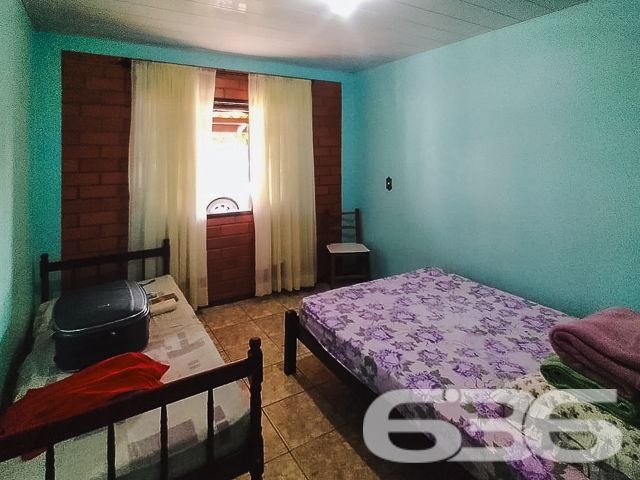 Descubra a casa dos seus sonhos em Balneário Barra do Sul, uma residência padrão térrea que une conforto e conveniência. Localizada no coração da cidade, esta propriedade oferece uma vida prática e cercada de facilidades, perfeita para quem valoriza a tranquilidade sem abrir mão da acessibilidade.

Características do Imóvel:

Tipologia: Residencial padrão, térreo.
Composição: 4 dormitórios espaçosos, 2 banheiros completos, sala de estar e jantar integradas, cozinha ampla e prática, além de garagem coberta e descoberta para até 3 veículos.
Localização: Situada em Balneário Barra do Sul, SC, no Centro, com ruas pavimentadas e fácil acesso a serviços essenciais como escolas, hospitais, transporte público e internet.
A sala de estar e jantar são perfeitas para reunir família e amigos, enquanto a cozinha é equipada para atender todas as necessidades diárias, com espaço suficiente para momentos de culinária e convivência.

Cada quarto oferece privacidade e conforto, com destaque para a versatilidade, ideal para adaptar-se às necessidades de qualquer família. O amplo terreno ainda proporciona um grande potencial para expansão ou customização, tornando este imóvel uma tela em branco pronta para ser transformada em seu lar dos sonhos.

Externamente, a residência é totalmente murada, oferecendo segurança e privacidade. A localização em esquina maximiza o acesso e as possibilidades de uso do espaço externo, perfeito para atividades ao ar livre ou futuras ampliações.

Este imóvel não apenas representa uma moradia, mas um investimento em qualidade de vida, cercado pela tranquilidade de Balneário Barra do Sul e a garantia de um patrimônio seguro e valorizado. Ideal para quem busca uma residência pronta para morar ou uma excelente oportunidade de investimento imobiliário.

Contate a 636 Negócios Imobiliários hoje mesmo e descubra como este belo imóvel pode ser o cenário perfeito para seus próximos capítulos de vida e de realizações. Explore o potencial pleno deste espaço e faça dele seu novo lar ou seu próximo grande investimento.
 
636 NEGÓCIOS IMOBILIÁRIOS: A SUA MELHOR ESCOLHA
Com mais de 30 anos de experiência, a 636 Negócios Imobiliários é sua parceira ideal para encontrar o imóvel perfeito. Estamos prontos para ajudá-lo a fazer deste imóvel o seu novo lar.
 
Telefone: (47) 3451-0636
WhatsApp: (47) 99190-0636
 
Não perca esta oportunidade única. Visite nosso site para mais informações: i636.com.br