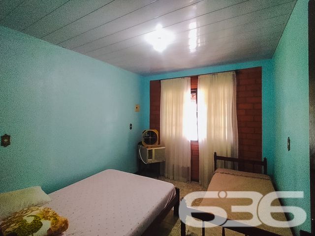 Descubra a casa dos seus sonhos em Balneário Barra do Sul, uma residência padrão térrea que une conforto e conveniência. Localizada no coração da cidade, esta propriedade oferece uma vida prática e cercada de facilidades, perfeita para quem valoriza a tranquilidade sem abrir mão da acessibilidade.

Características do Imóvel:

Tipologia: Residencial padrão, térreo.
Composição: 4 dormitórios espaçosos, 2 banheiros completos, sala de estar e jantar integradas, cozinha ampla e prática, além de garagem coberta e descoberta para até 3 veículos.
Localização: Situada em Balneário Barra do Sul, SC, no Centro, com ruas pavimentadas e fácil acesso a serviços essenciais como escolas, hospitais, transporte público e internet.
A sala de estar e jantar são perfeitas para reunir família e amigos, enquanto a cozinha é equipada para atender todas as necessidades diárias, com espaço suficiente para momentos de culinária e convivência.

Cada quarto oferece privacidade e conforto, com destaque para a versatilidade, ideal para adaptar-se às necessidades de qualquer família. O amplo terreno ainda proporciona um grande potencial para expansão ou customização, tornando este imóvel uma tela em branco pronta para ser transformada em seu lar dos sonhos.

Externamente, a residência é totalmente murada, oferecendo segurança e privacidade. A localização em esquina maximiza o acesso e as possibilidades de uso do espaço externo, perfeito para atividades ao ar livre ou futuras ampliações.

Este imóvel não apenas representa uma moradia, mas um investimento em qualidade de vida, cercado pela tranquilidade de Balneário Barra do Sul e a garantia de um patrimônio seguro e valorizado. Ideal para quem busca uma residência pronta para morar ou uma excelente oportunidade de investimento imobiliário.

Contate a 636 Negócios Imobiliários hoje mesmo e descubra como este belo imóvel pode ser o cenário perfeito para seus próximos capítulos de vida e de realizações. Explore o potencial pleno deste espaço e faça dele seu novo lar ou seu próximo grande investimento.
 
636 NEGÓCIOS IMOBILIÁRIOS: A SUA MELHOR ESCOLHA
Com mais de 30 anos de experiência, a 636 Negócios Imobiliários é sua parceira ideal para encontrar o imóvel perfeito. Estamos prontos para ajudá-lo a fazer deste imóvel o seu novo lar.
 
Telefone: (47) 3451-0636
WhatsApp: (47) 99190-0636
 
Não perca esta oportunidade única. Visite nosso site para mais informações: i636.com.br